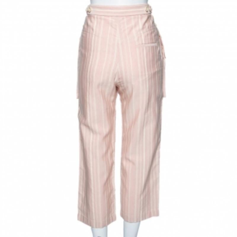 Rilassati comodamente a casa con questi pantaloni a gamba dritta di Chloe. Hanno una bella tonalità rosa chiaro e strisce che vanno dall'alto verso il basso. Le tasche esterne rendono questo capo assolutamente chic e adatto a un uso regolare.
