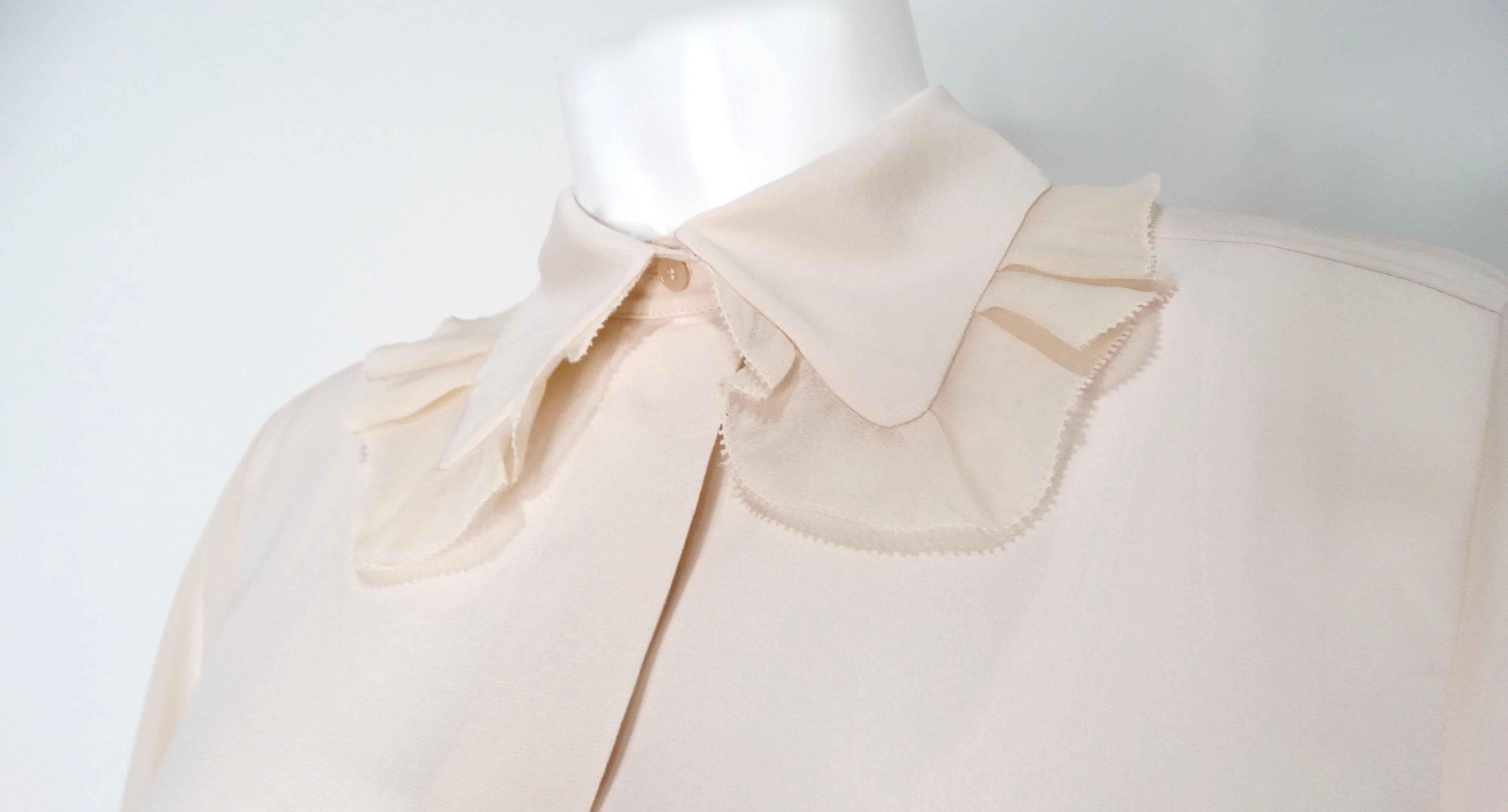 Chloe Light Pinky Beige - Chemisier en soie à col volanté et nœud noir Bon état - En vente à Scottsdale, AZ
