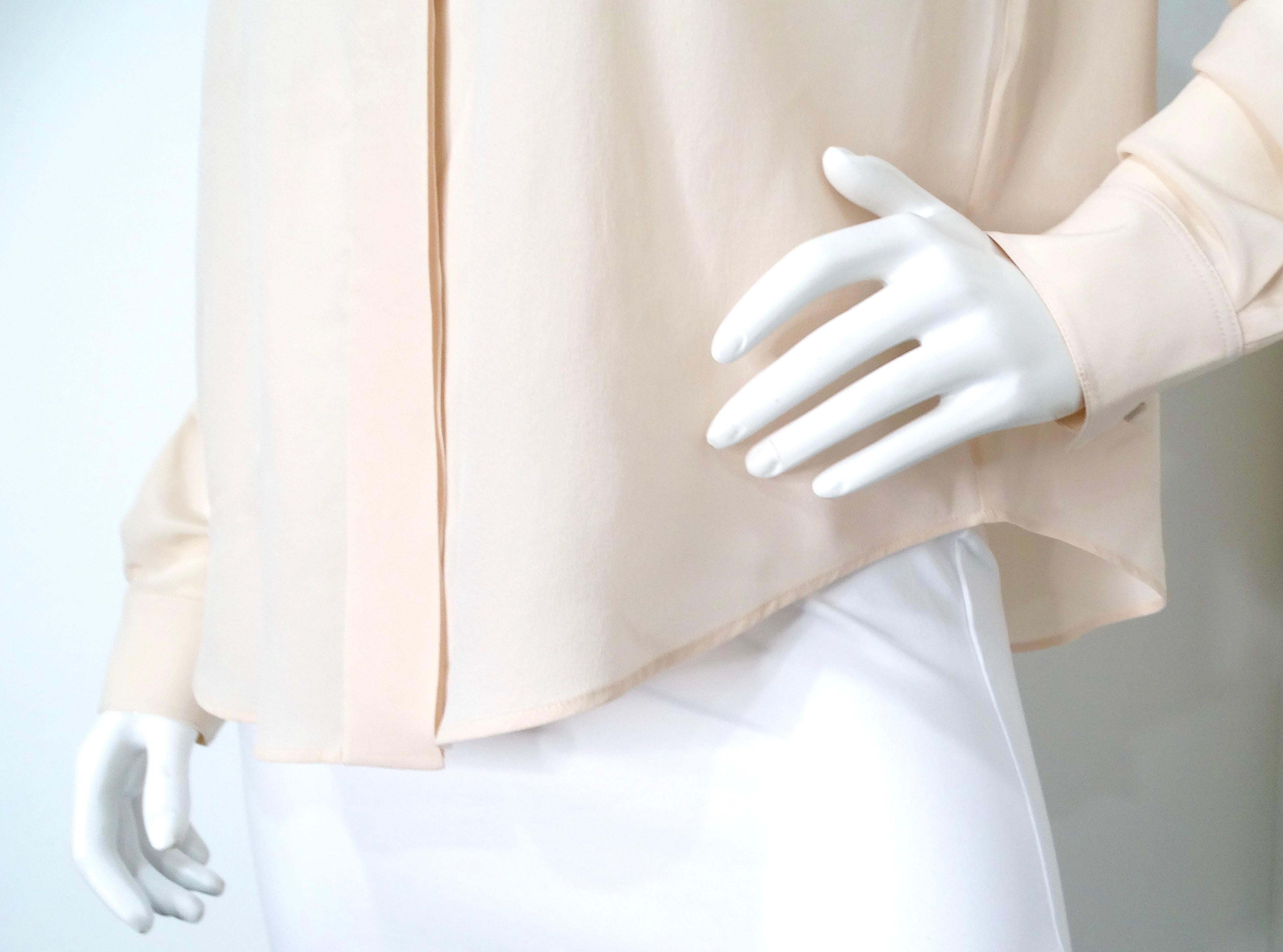 Chloe Light Pinky Beige - Chemisier en soie à col volanté et nœud noir Pour femmes en vente
