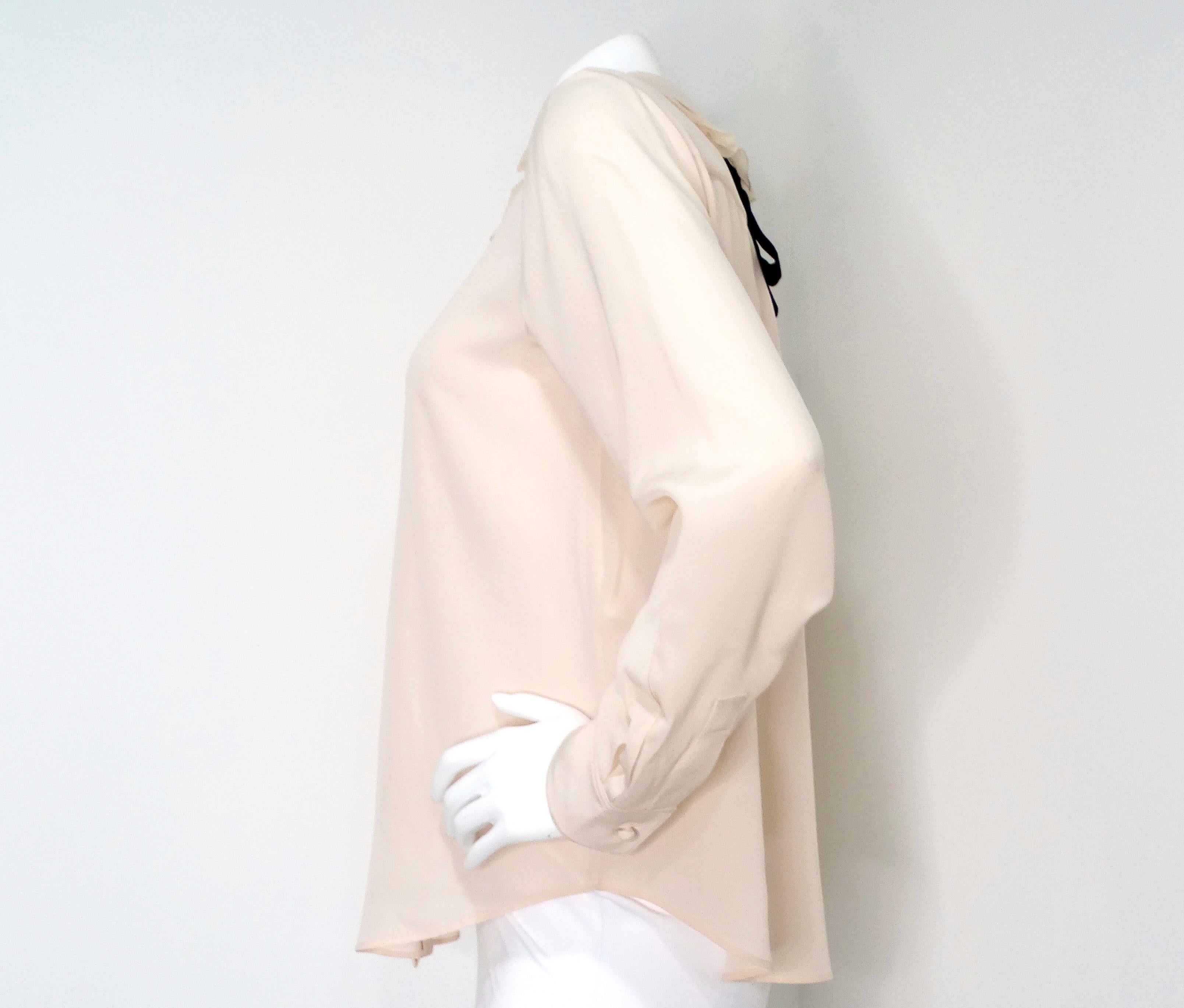 Chloe Light Pinky Beige - Chemisier en soie à col volanté et nœud noir en vente 1