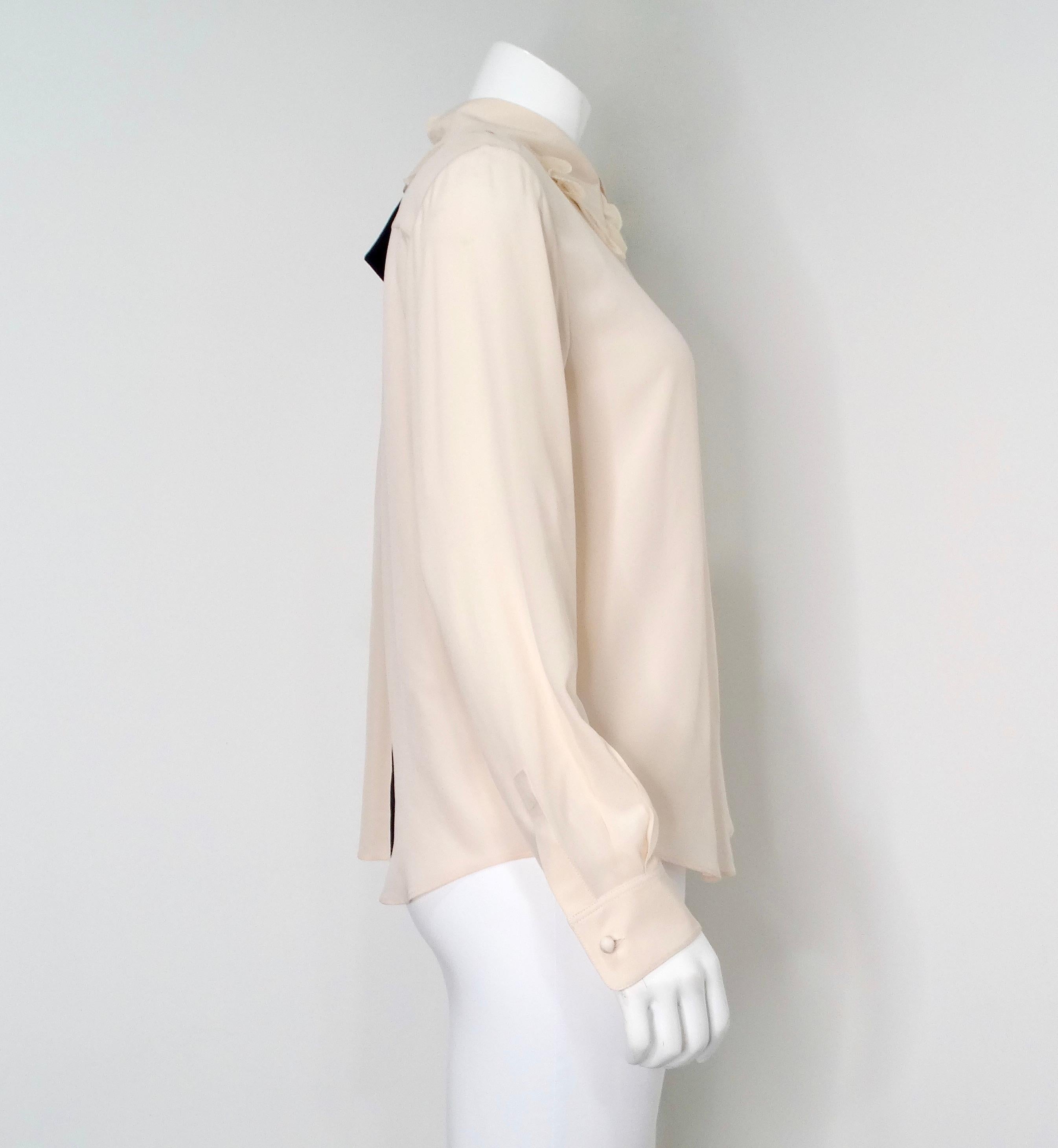 Chloe Light Pinky Beige - Chemisier en soie à col volanté et nœud noir en vente 2