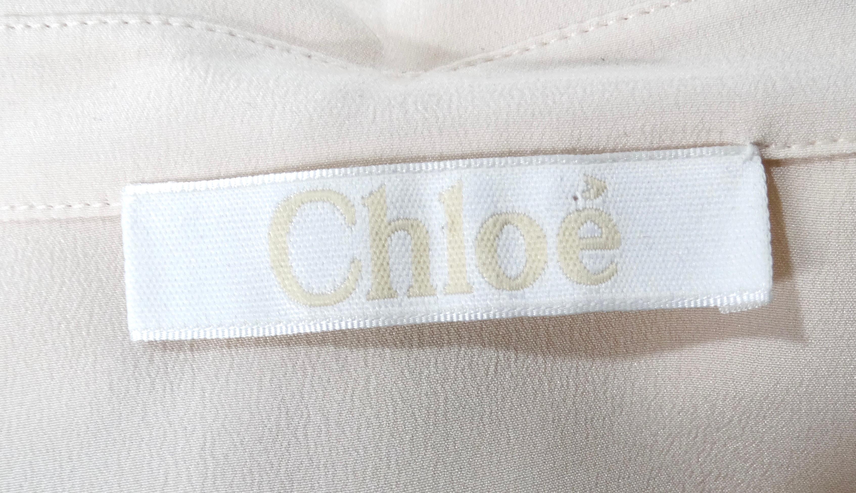 Chloe Light Pinky Beige - Chemisier en soie à col volanté et nœud noir en vente 4