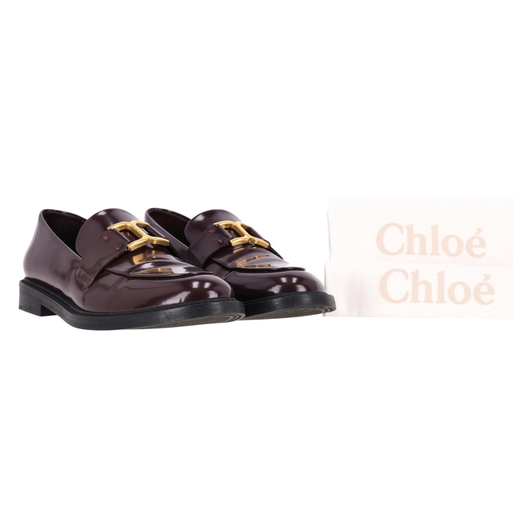 Adoramos - Mocasines Chloe Marcie de piel brillante

Mocasines marrón burdeos fabricados en Italia en piel lisa con puntera almendrada.

Con un detalle de hebilla dorada y un ligero tacón.

Precio aprox. 650

Talla - 40

Estado - Muy bueno (Algunos