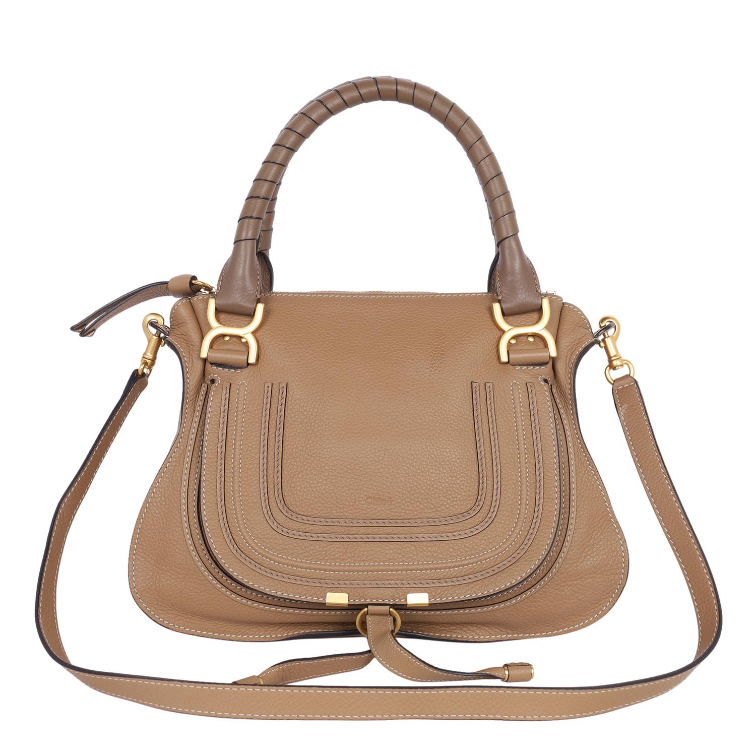Authentisch, pre-loved Chloe Marcie Medium Tote Crossbody Bag in Taupe. Dieses Modell aus Kalbsleder verfügt über einen Reißverschluss an der Oberseite, eine Vordertasche mit Klappe, Ziernähte und ein geprägtes Logo, gewebte Griffe, einen
