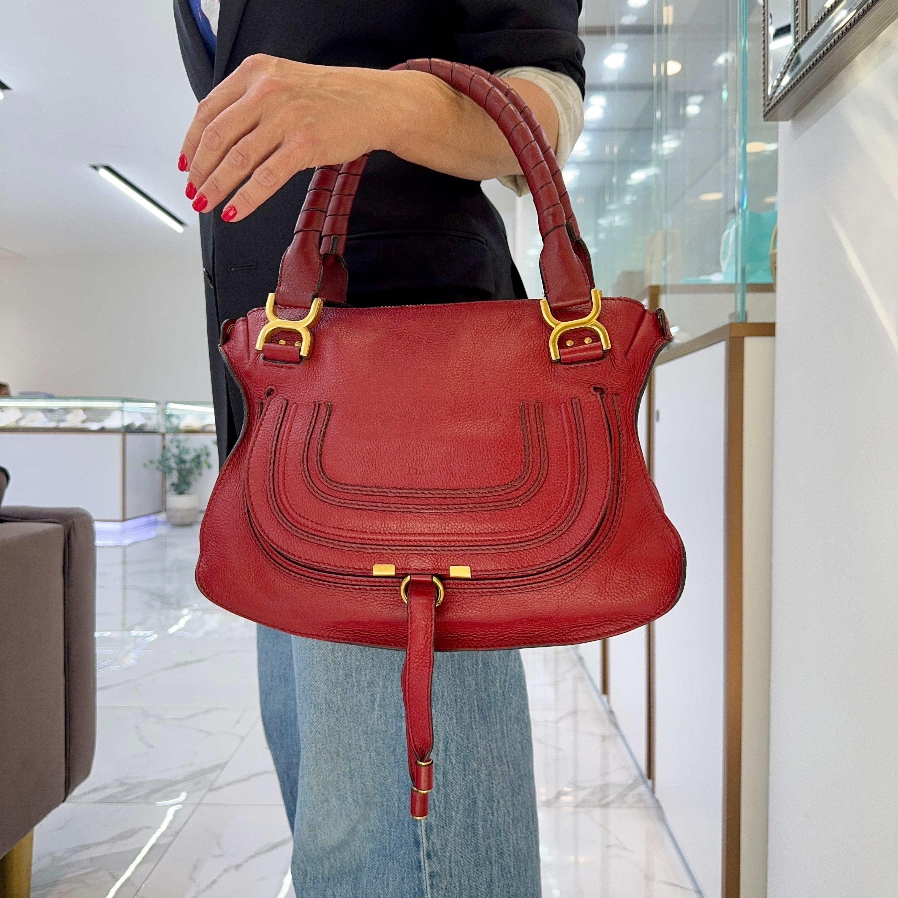 Chloé Marcie, borsa a tracolla in pelle rossa con finiture in oro, con manico in alto in vendita 11