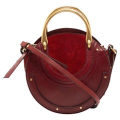 Borsa a tracolla rotonda Pixie piccola in pelle e camoscio Chloe Maroon