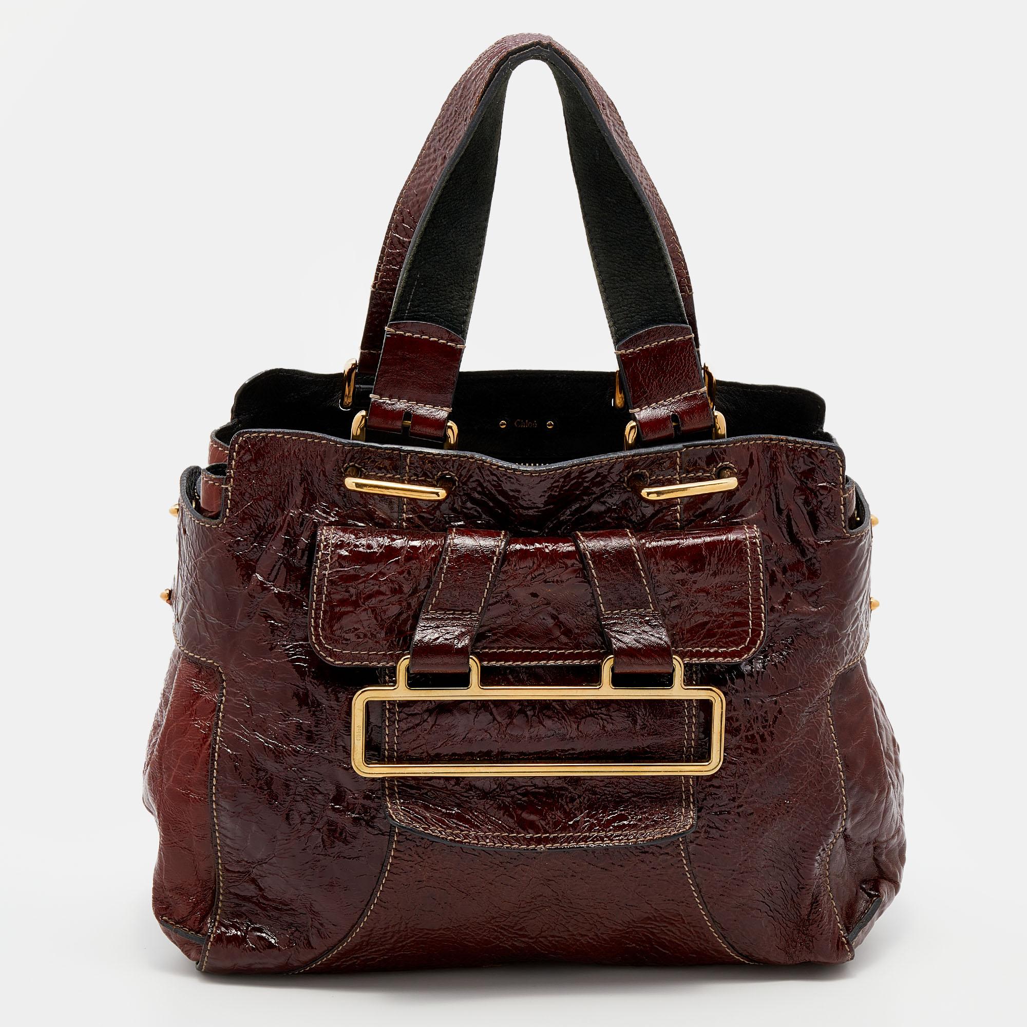 Chloé brings you this lovely satchel that has been crafted using patent leather and detailed with gold-tone metal accents. It has a well-sized fabric interior, front flap pocket, and two top handles. This bag is perfect for everyday use.

