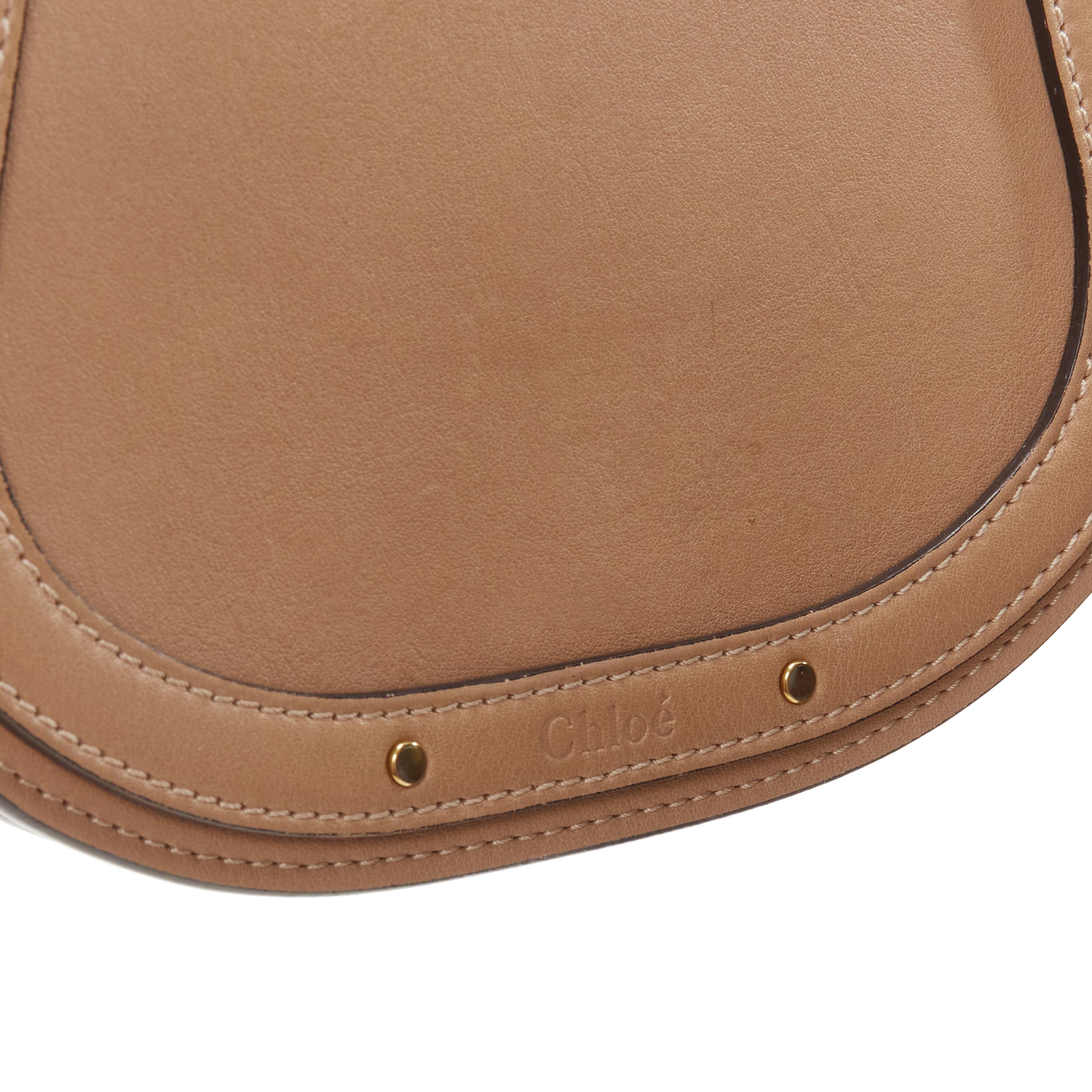 Women's CHLOE Medium Nile gold bangle bracelet handle taupe leather saddle bag For Sale