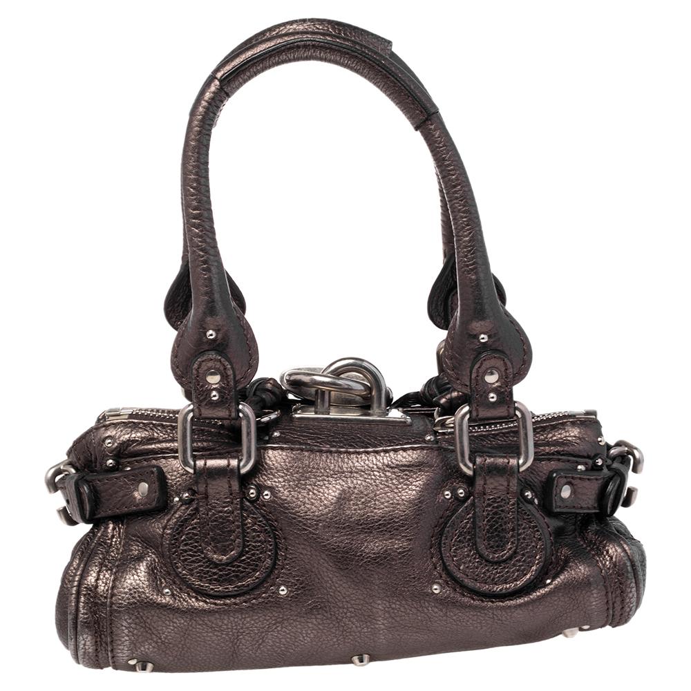 This Chloe Paddington bag is built to assist your impeccable style on all days. Black-tone hardware with a chunky lock on the front easily attracts all the attention. The metallic brown leather has an interesting texture while the interior is sized