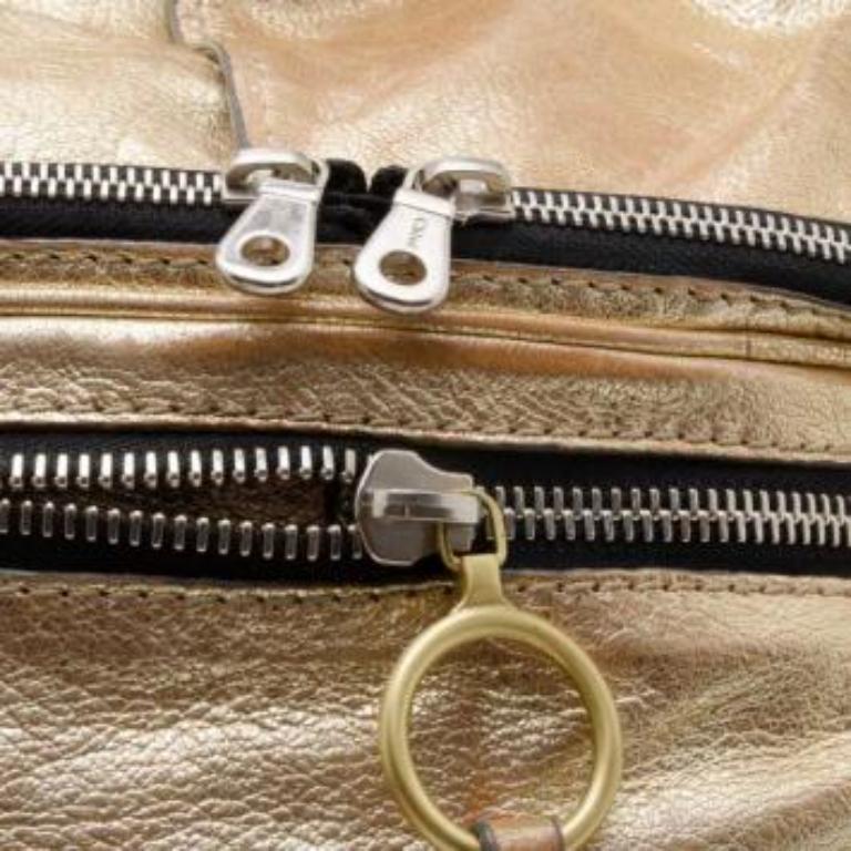 Borsa a tracolla grande Chloe in oro metallizzato in vendita 5