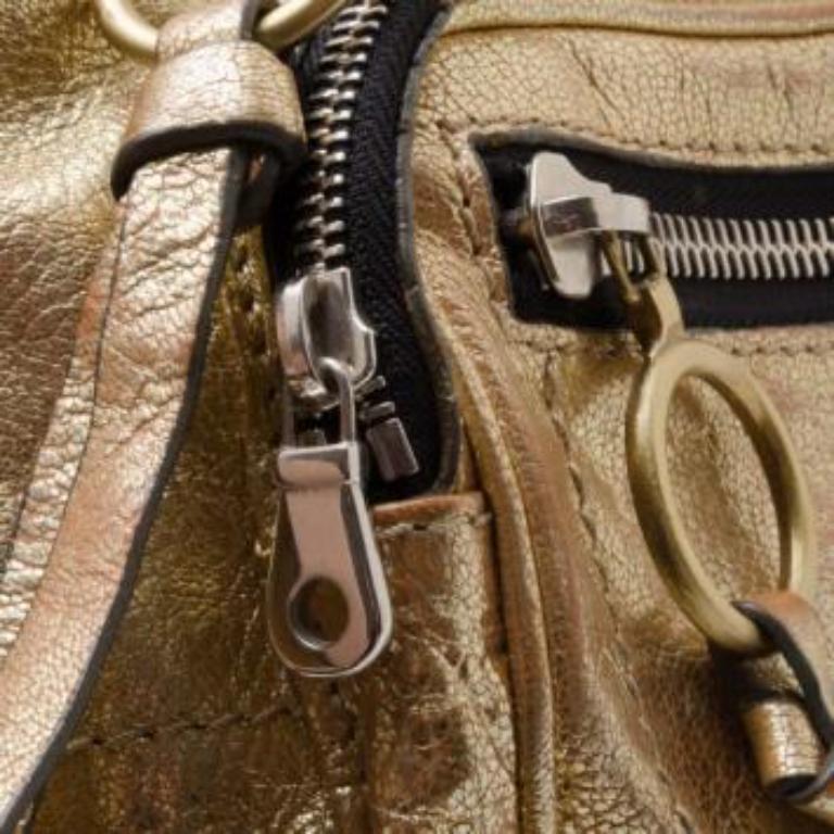Borsa a tracolla grande Chloe in oro metallizzato in vendita 6