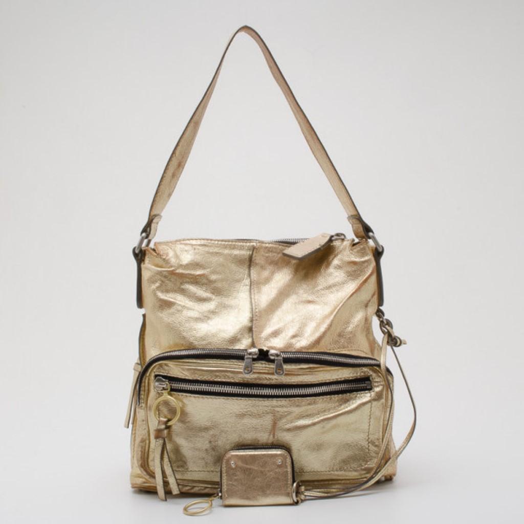 Questa borsa a tracolla Metallic Gold di Chloe è pronta ad accompagnarti ovunque! L'esterno è realizzato in pelle scintillante color oro metallizzato e la borsa è dotata di due scomparti anteriori, due tasche piatte con cerniera, uno scomparto