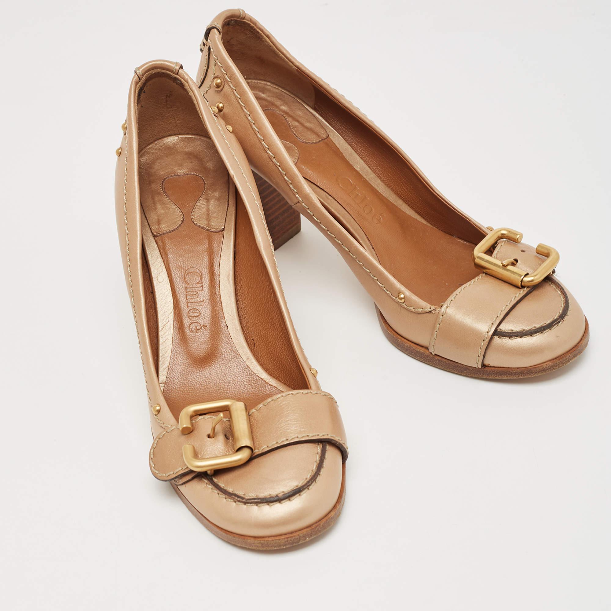 Chloe Metallic Gold Leather Buckle Pumps Size 36 In Good Condition For Sale In Dubai, Al Qouz 2