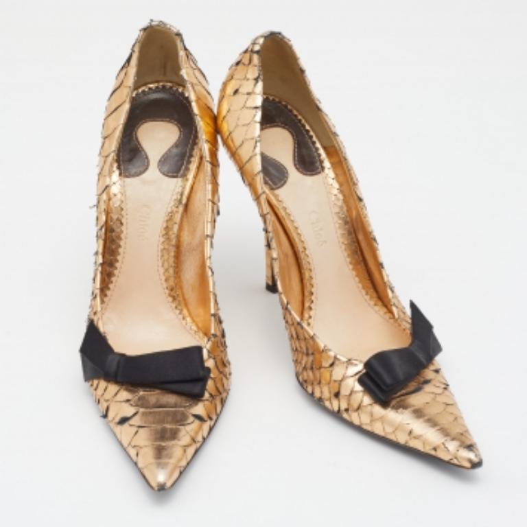 Chloe Metallic Gold Python Leather Bow Detail Pointed Toe Pumps Size 38.5 In Fair Condition For Sale In Dubai, Al Qouz 2