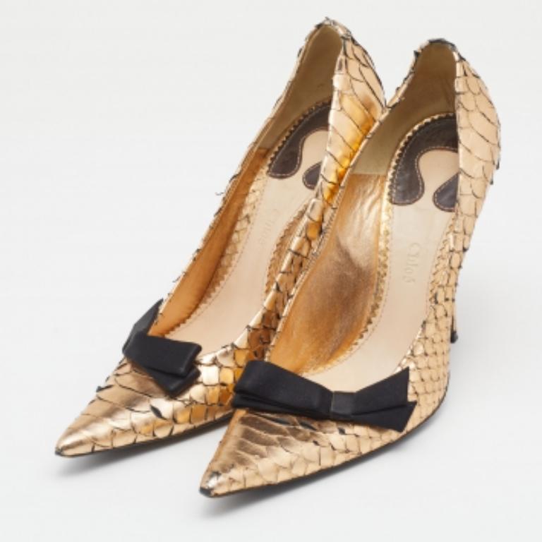 Women's Chloe Metallic Gold Python Leather Bow Detail Pointed Toe Pumps Size 38.5 For Sale