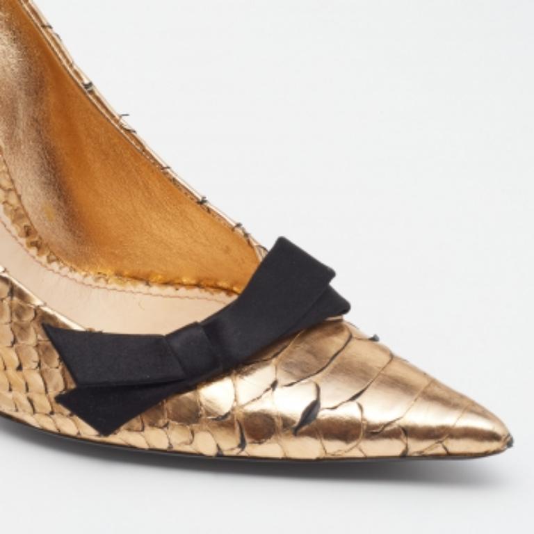 Chloe Metallic Gold Python Leather Bow Detail Pointed Toe Pumps Size 38.5 For Sale 2