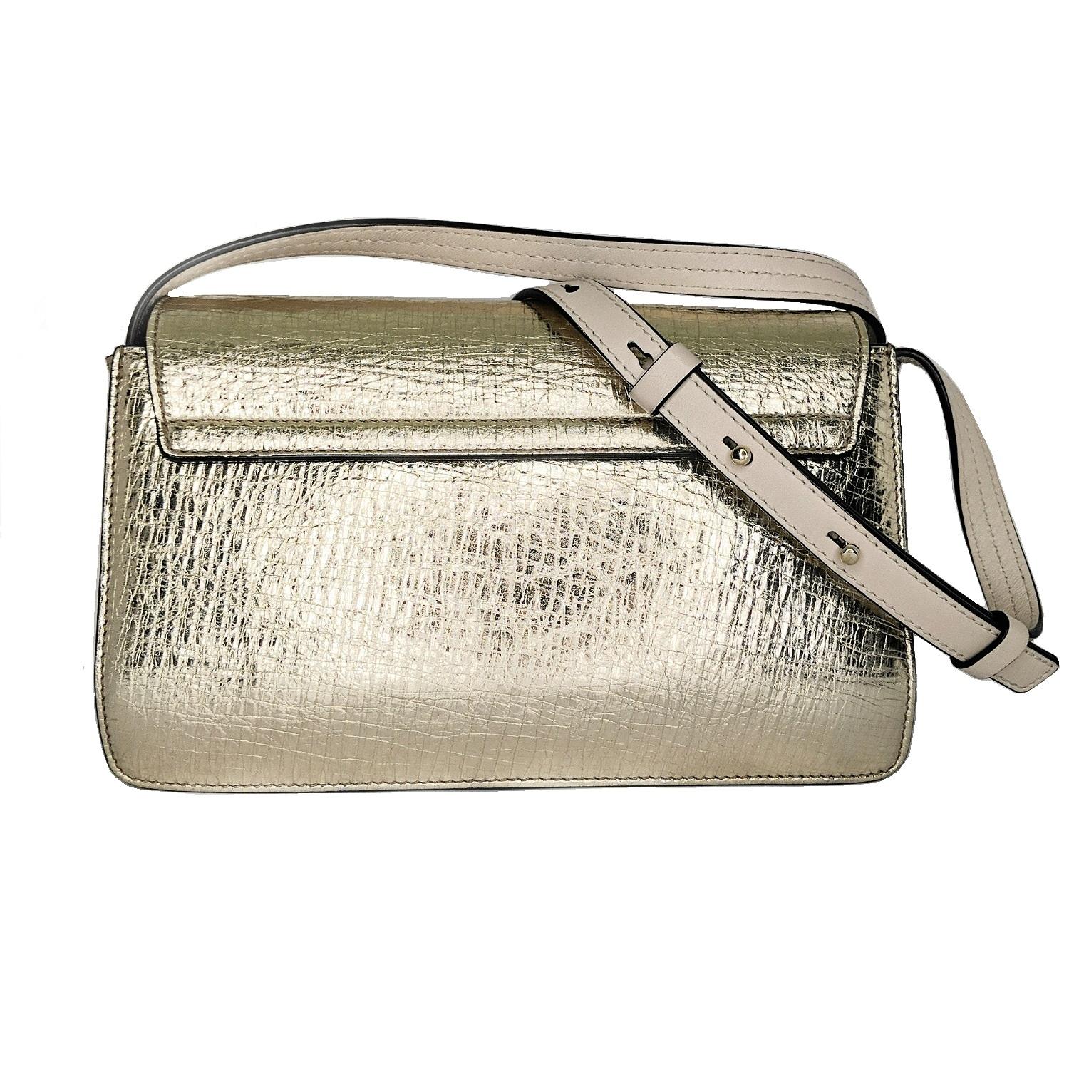 Chloé Small Faye Crossbody Bag aus goldfarbenem Metallic-Leder mit mehrfarbigen Beschlägen:: einem einzelnen flachen Schulterriemen:: farblich abgestimmtem Wildlederbesatz:: drei Innenfächern:: beigem Wildlederfutter:: einem einzelnen Schlitzfach an