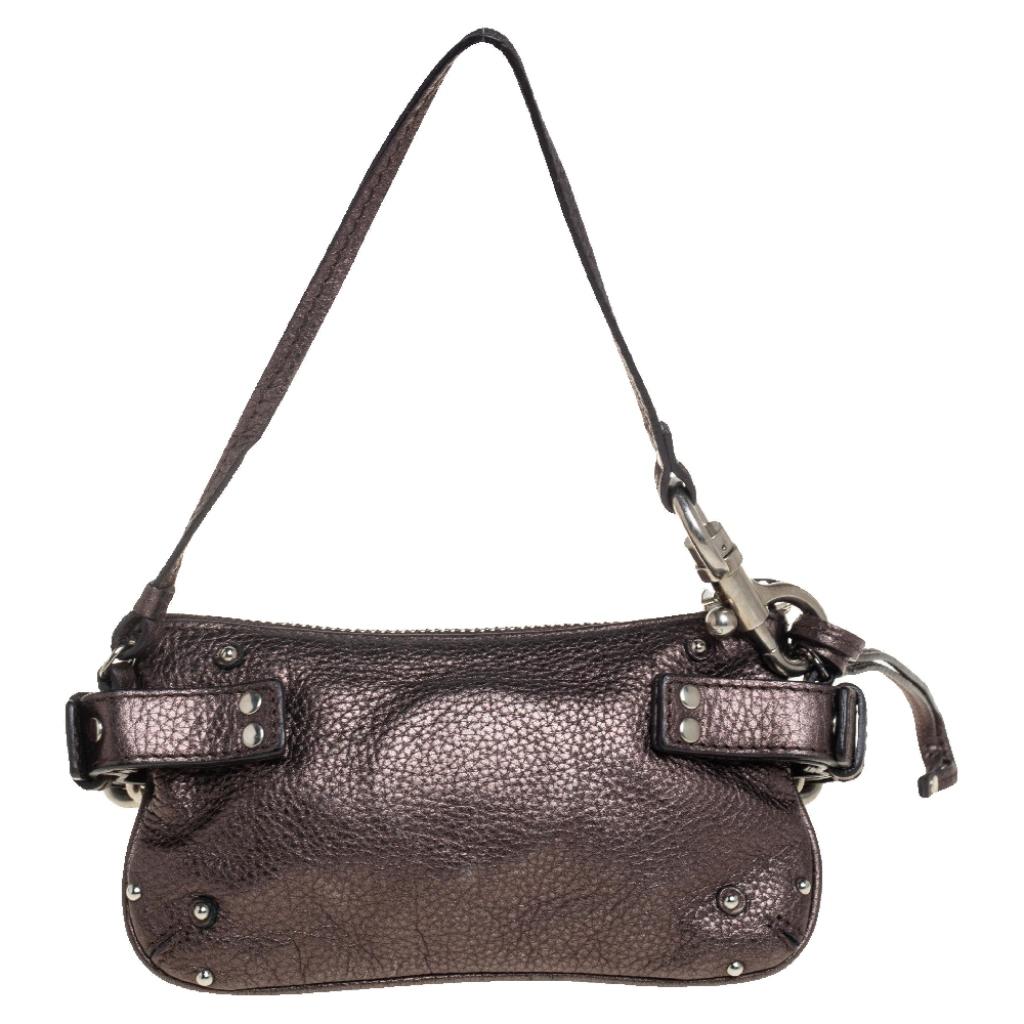 Styled in a slouchy silhouette in metallic grey leather, this Chloe Paddington clutch is chic and ever-stylish. Silver-toned hardware, oversized buckle straps, and padlock charm lend an industrial-feel element to the clutch. Carry it as a clutch or