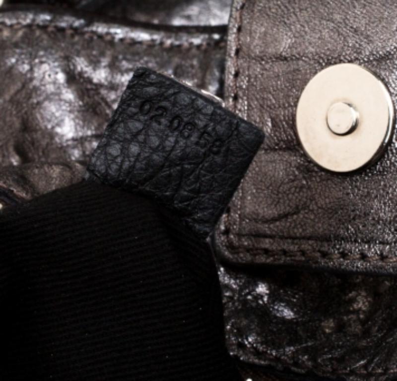 Affichez votre quotient mode en arborant ce fourre-tout haut de gamme de Chloé. Il est doté d'un superbe extérieur en cuir gris galbé. Le sac est doté de deux poignées supérieures et de ferrures dorées. Sa doublure en tissu, aussi durable que