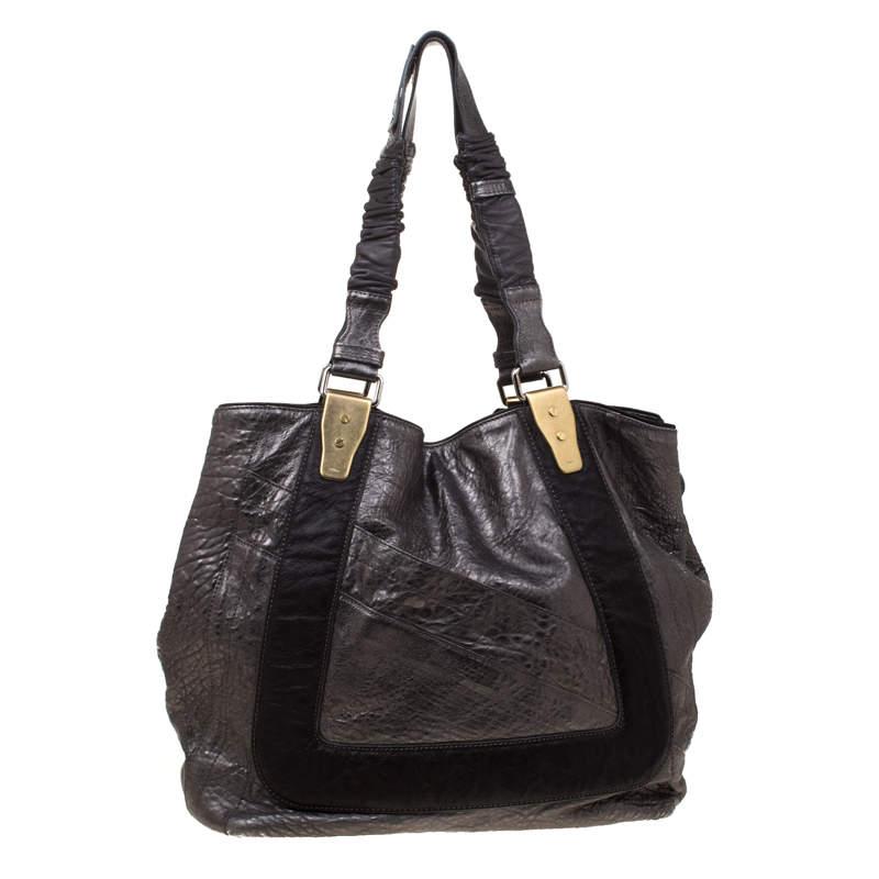 Flaunt your fashion quotient by adorning this top-class shopper tote from Chloe. It has an amazing exterior made from grey pebbled leather. The bag features two top handles and gold-tone hardware. Its fabric lining is lasting as well as trendy and