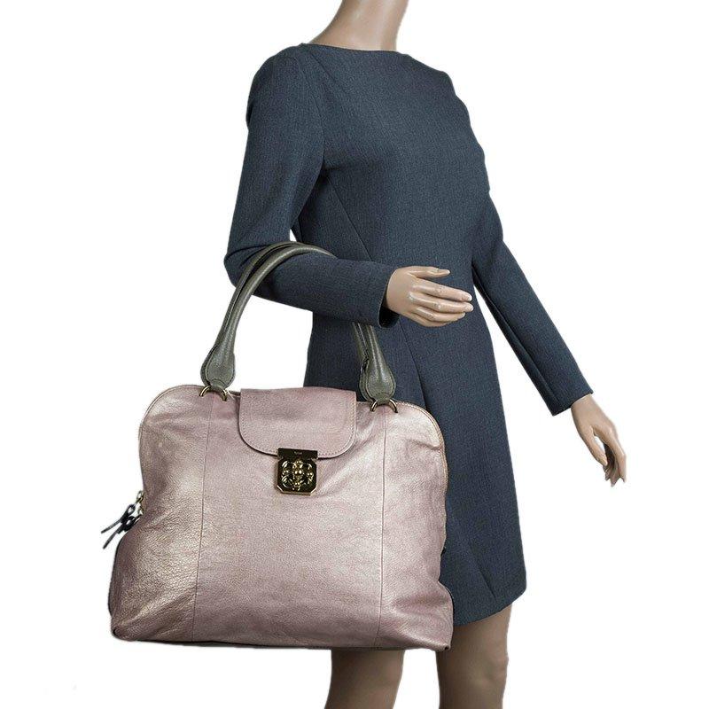 Designed to be spacious, this Chloe Bowling bag features an attractive metallic finish on the exterior. Two rolled leather handles make it comfortable to carry while a hold-tone zip secures the piece. The main compartment has room enough for the