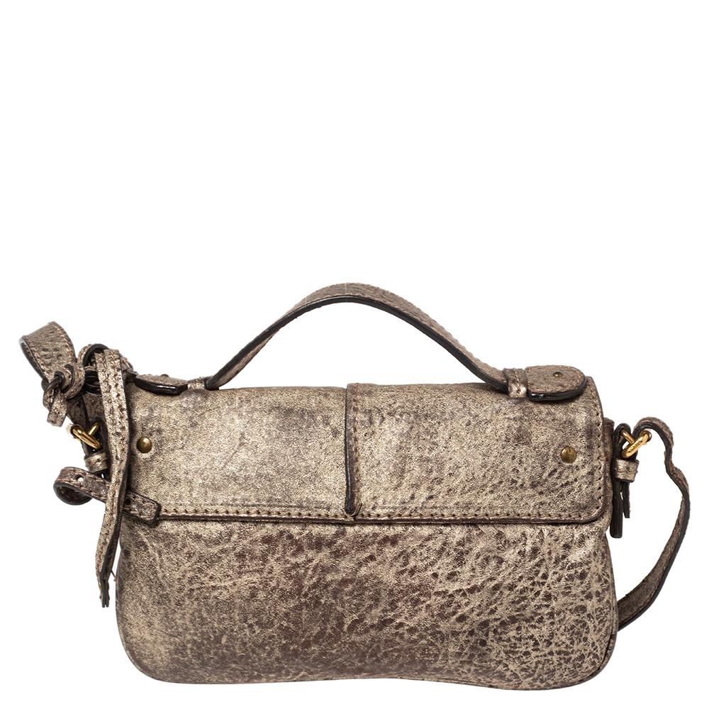 This Paddington bag from Chloe is designed to offer total essentiality and style at the same time. It is created using leather on the exterior and decorated with gold-toned accents and contrast stitching. Its slouchy shape is held by dual top