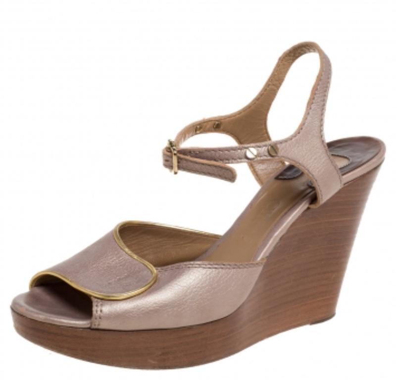Chloe Metallic Peep Toe Ankle Strap Wooden Wedge Platform Sandals Size 37 In Fair Condition For Sale In Dubai, Al Qouz 2