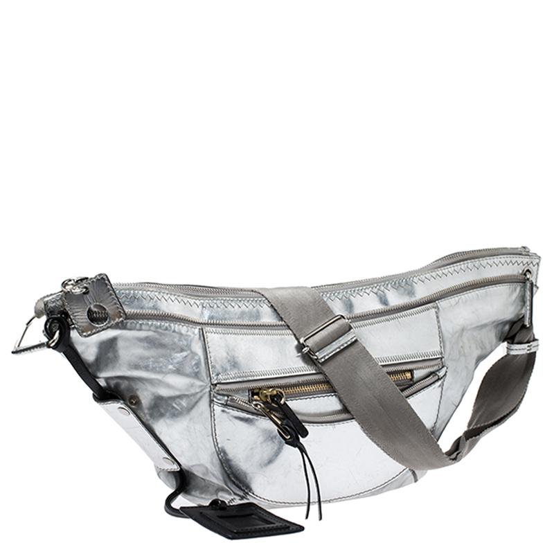 Chloe Metallic Silver Leather Fanny Crossbody Bag Bon état - En vente à Dubai, Al Qouz 2