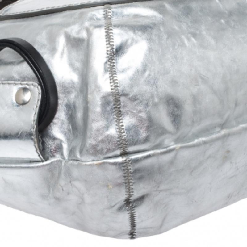 Bolsa riñonera de piel plateada metalizada Chloe en venta 2
