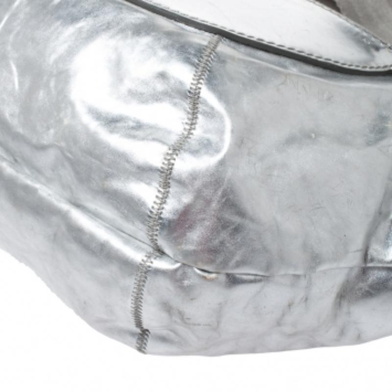 Bolsa riñonera de piel plateada metalizada Chloe en venta 3