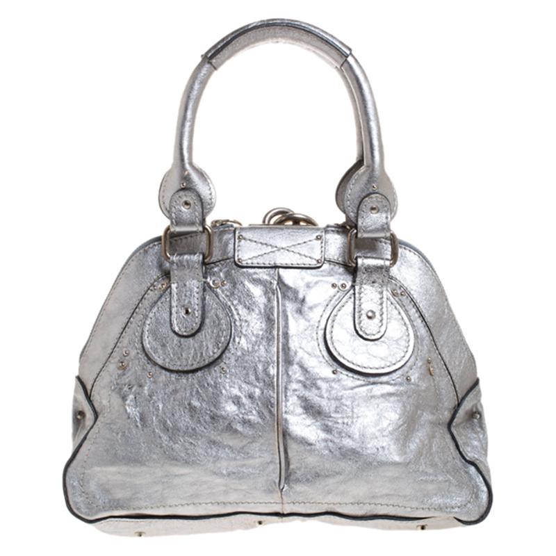 Die Paddington-Tasche von Chole ist in der Tat glamourös und hat einen Retro-Look. Das klobige Schloss auf der Vorderseite und die baumelnden Akkorde mit den Schlüsseln ziehen alle Blicke auf sich. Sie ist aus silberfarbenem Metallic-Leder