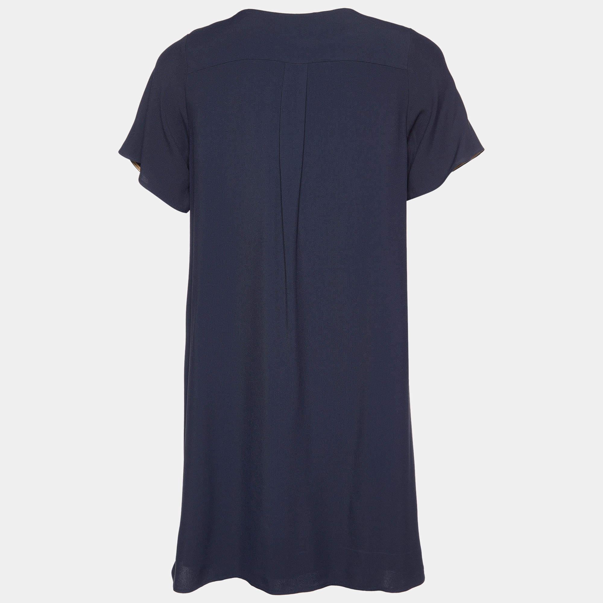 This dress designed by Chloé is here to a dash of panache to your ensemble. It is stitched using comfortable, good-quality fabric and flaunts an attractive silhouette.

