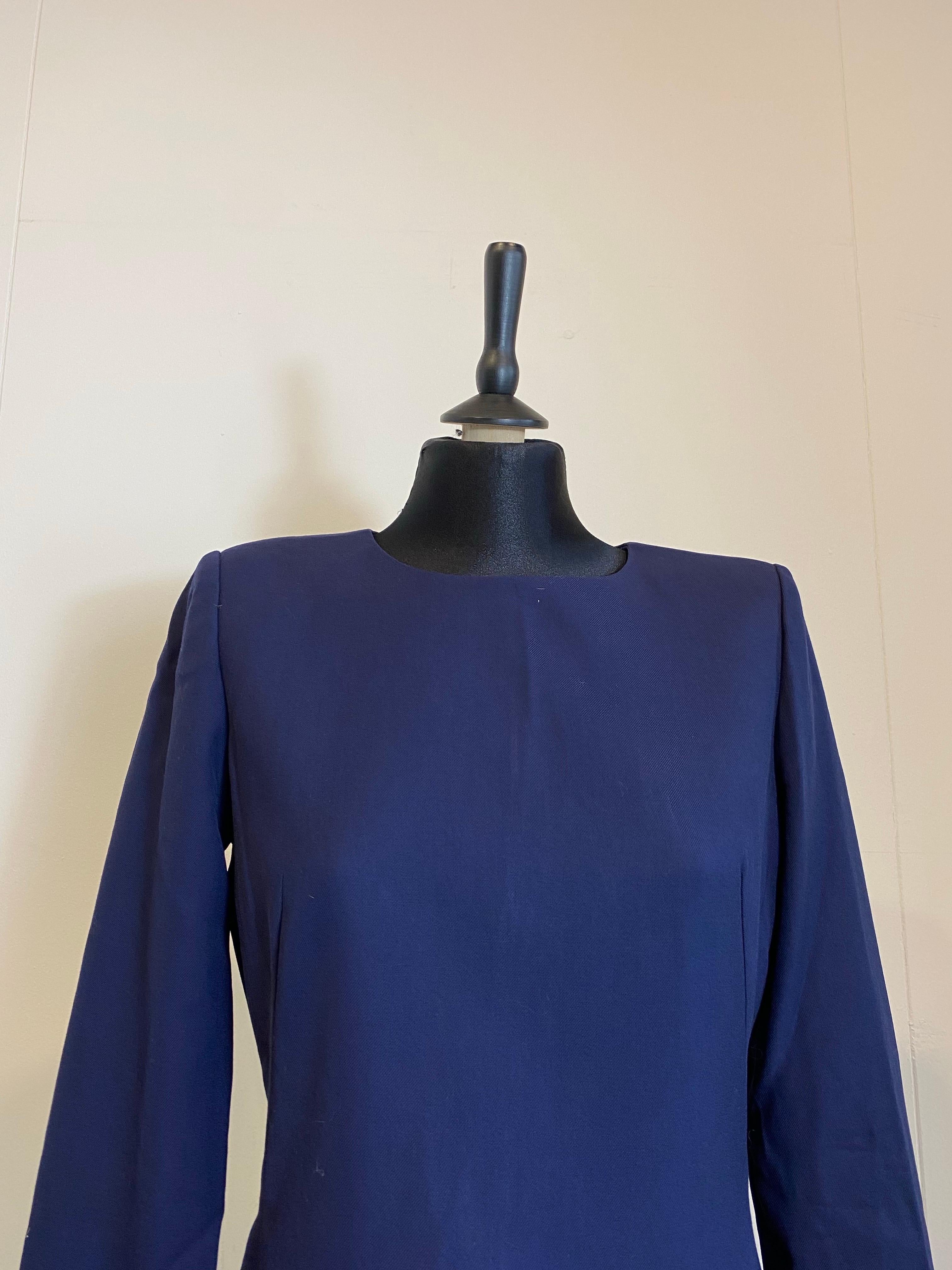 Minikleid von Chloe.
Marineblaue Farbe. Aus 100% Wolle mit Seidenfutter.
Größe 36 französisch, was einer italienischen 40 entspricht.
Schultern 40 cm
Brustumfang 43 cm
Länge 85 cm
Guter allgemeiner Zustand, er hat mehr Gebrauchsspuren.