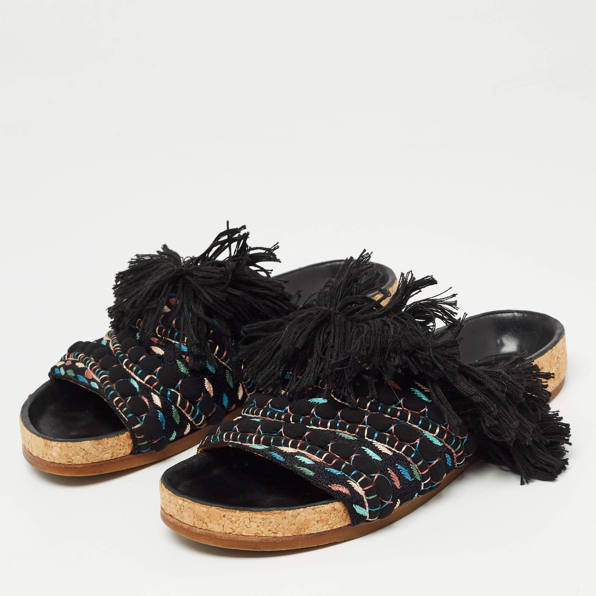 A perfect blend of luxury style and comfort these designer flats are made using quality materials and frame your feet in the most refined way. They can be paired with a host of outfits from your wardrobe.