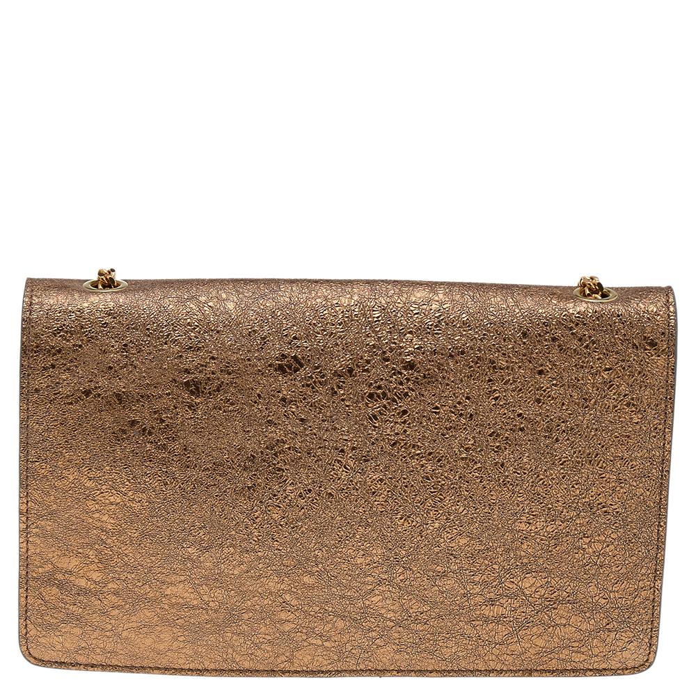 Crafted from leather featuring an envelope-shaped flap, this clutch from Chloe comes with a chainlink shoulder strap and an interior lined with fabric and leather. The clutch is ideal for an evening party.

