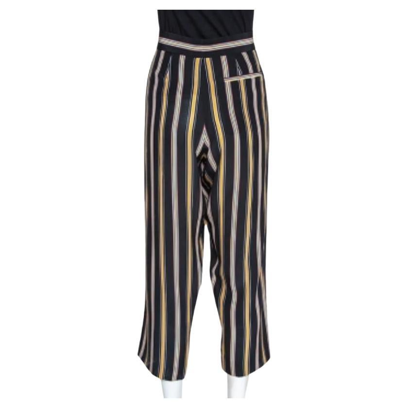 Ce pantalon Chloé élégant vous permettra d'être toujours à la page. Confectionné en pure soie, ce pantalon luxueux se décline dans de jolies teintes multicolores et présente un motif rayé. Ils présentent une silhouette cropped, deux poches, une