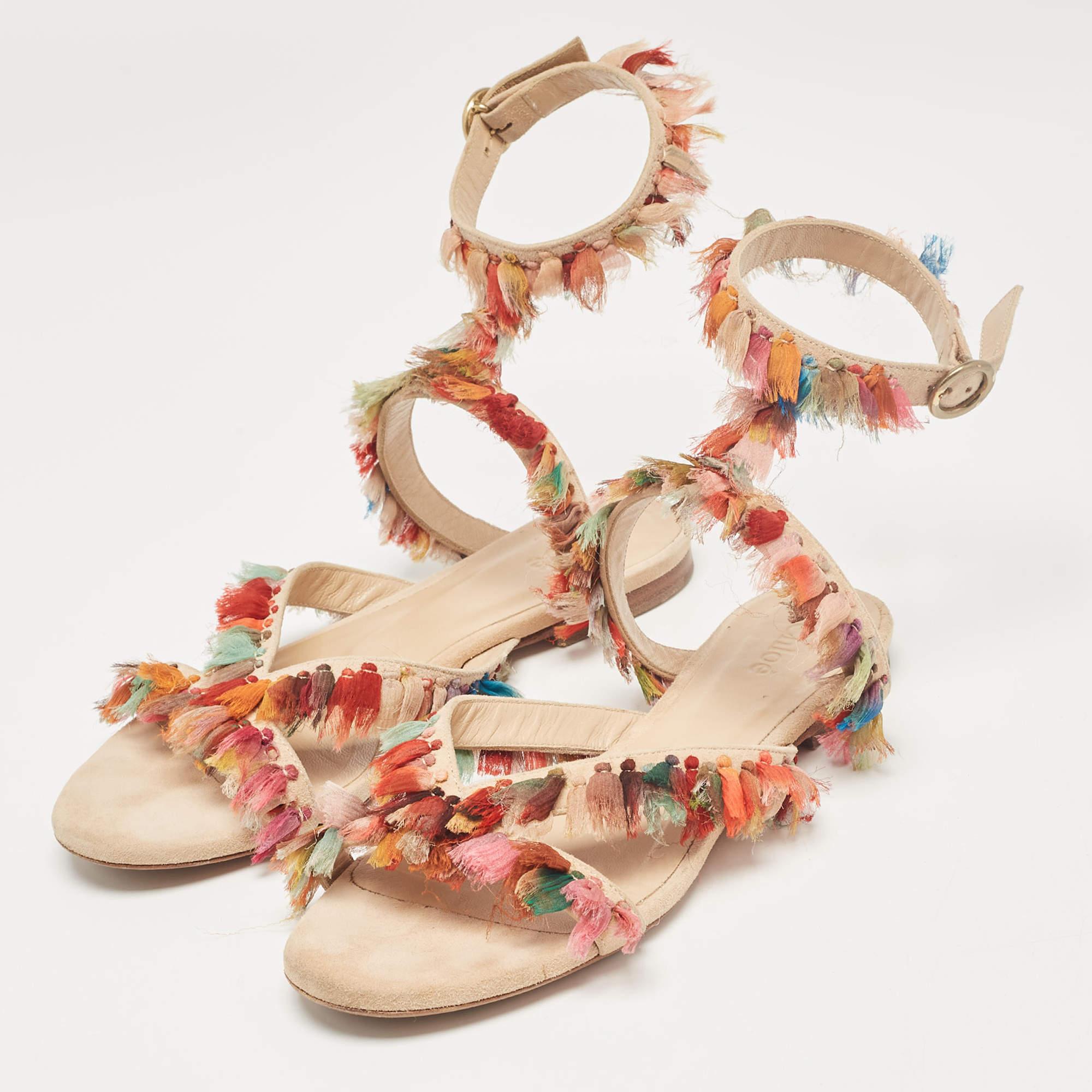 Une paire classique de sandales plates est indispensable à toute collection et lorsque le modèle est signé Chloe, il est certain d'ajouter une touche de luxe à la garde-robe d'été. Ceux-ci ne manqueront pas de faire des heureux