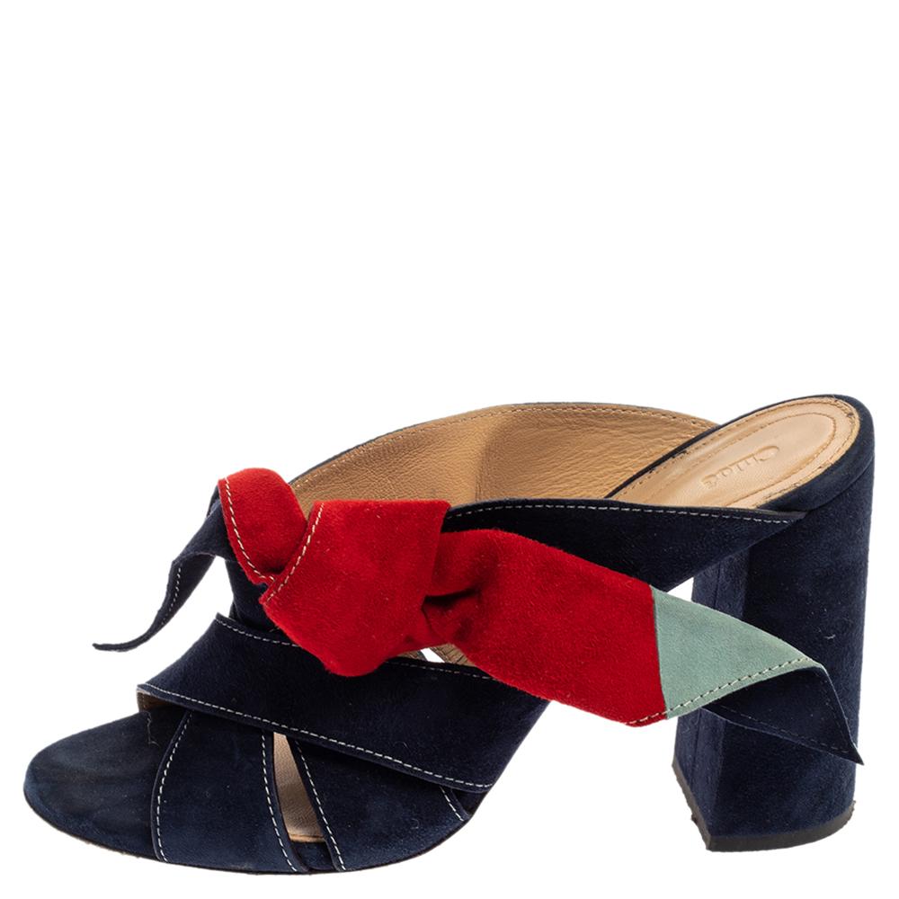 Inspirada en las banderas náuticas francesas, la mule Nellie de Chloé' pretende aportar un aire cómodo y a la vez moderno. Las sandalias se sujetan con tiras cruzadas y se colocan sobre tacones de bloque.

