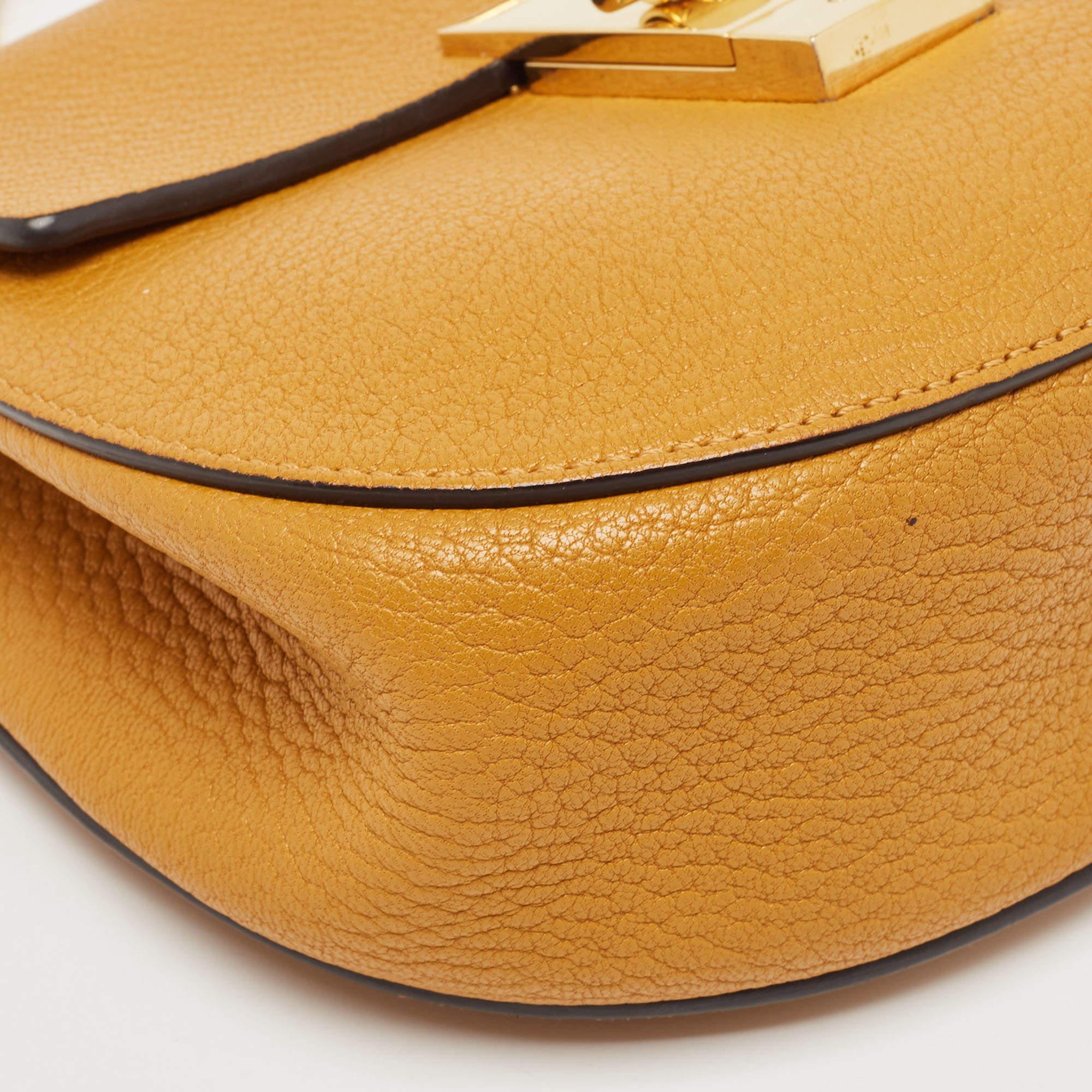 Chloe Mustard Leather Small Drew Shoulder Bag In Good Condition For Sale In Dubai, Al Qouz 2