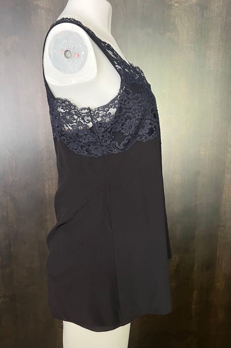 Chloe Navy and Black Tank Top Blouse, Size 38 In Excellent Condition For Sale In Beverly Hills, CA