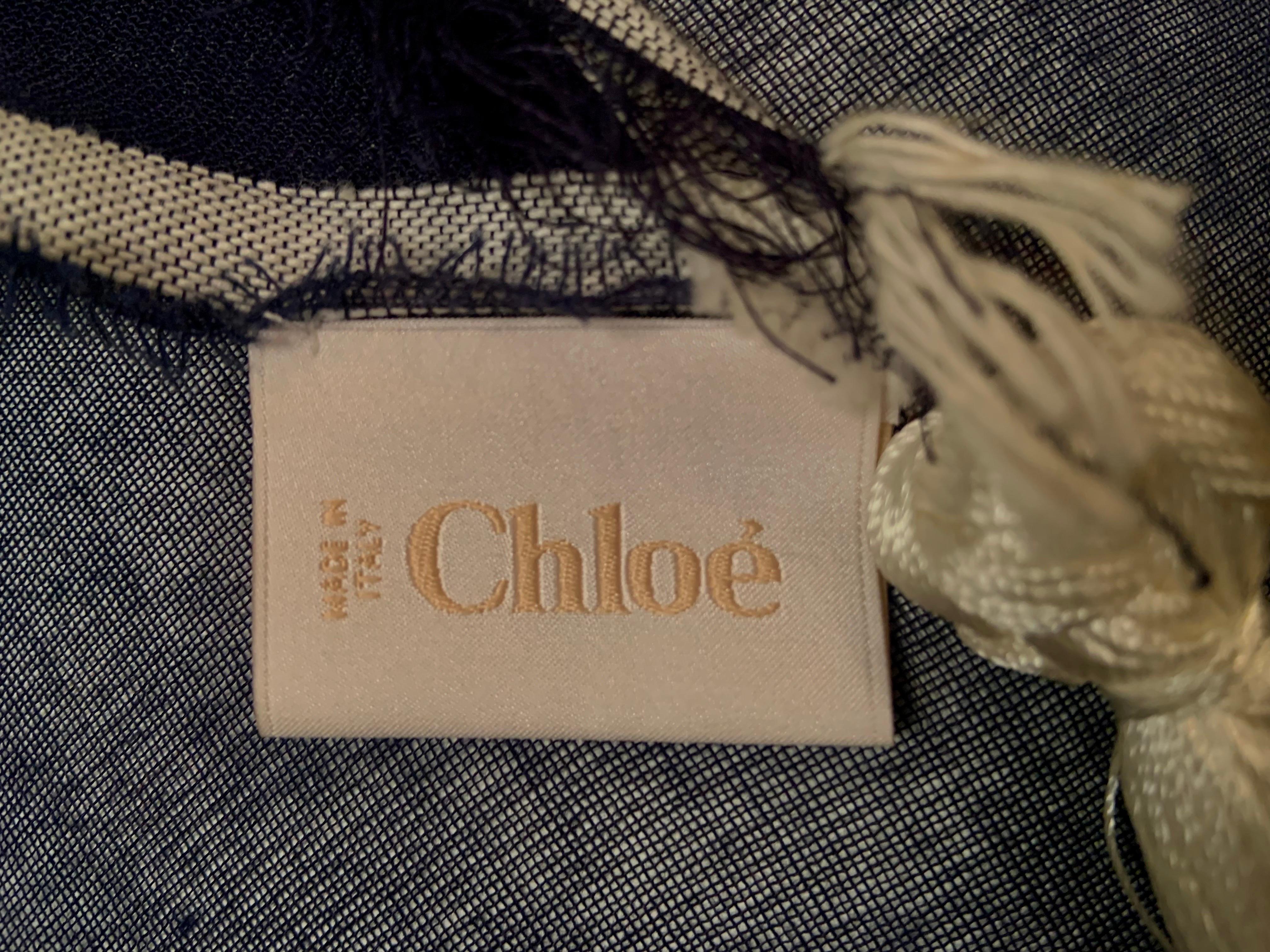 Châle en coton bleu marine de Chloe avec longs pompons en soie blanche en vente 5
