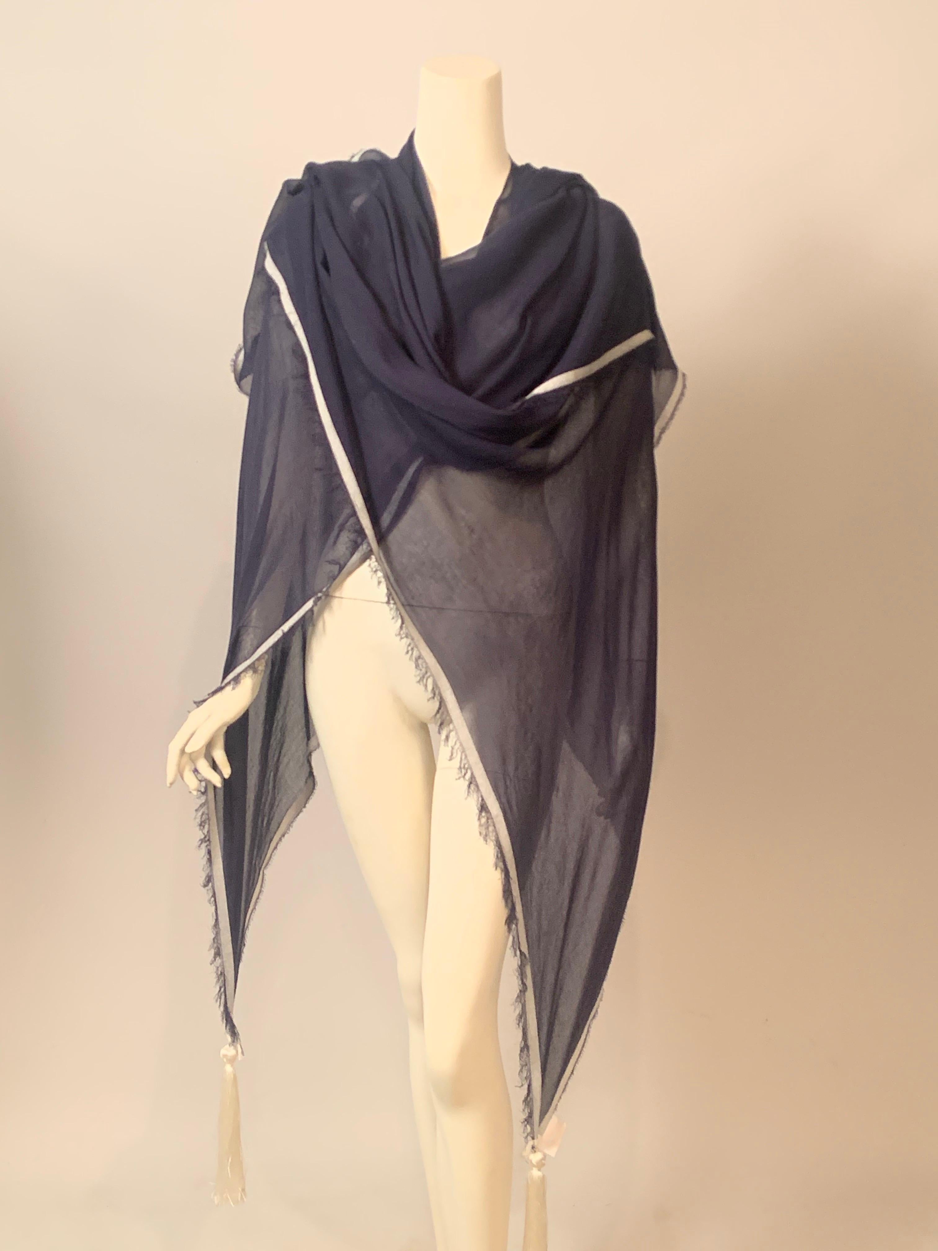 Ce châle en coton bleu marine Karl Lagerfeld for Chloe peut être porté de plusieurs façons différentes, comme vous pouvez le voir sur les photos.  Il est orné d'une bordure blanche et de grands glands de soie blanche aux angles. Le châle a une
