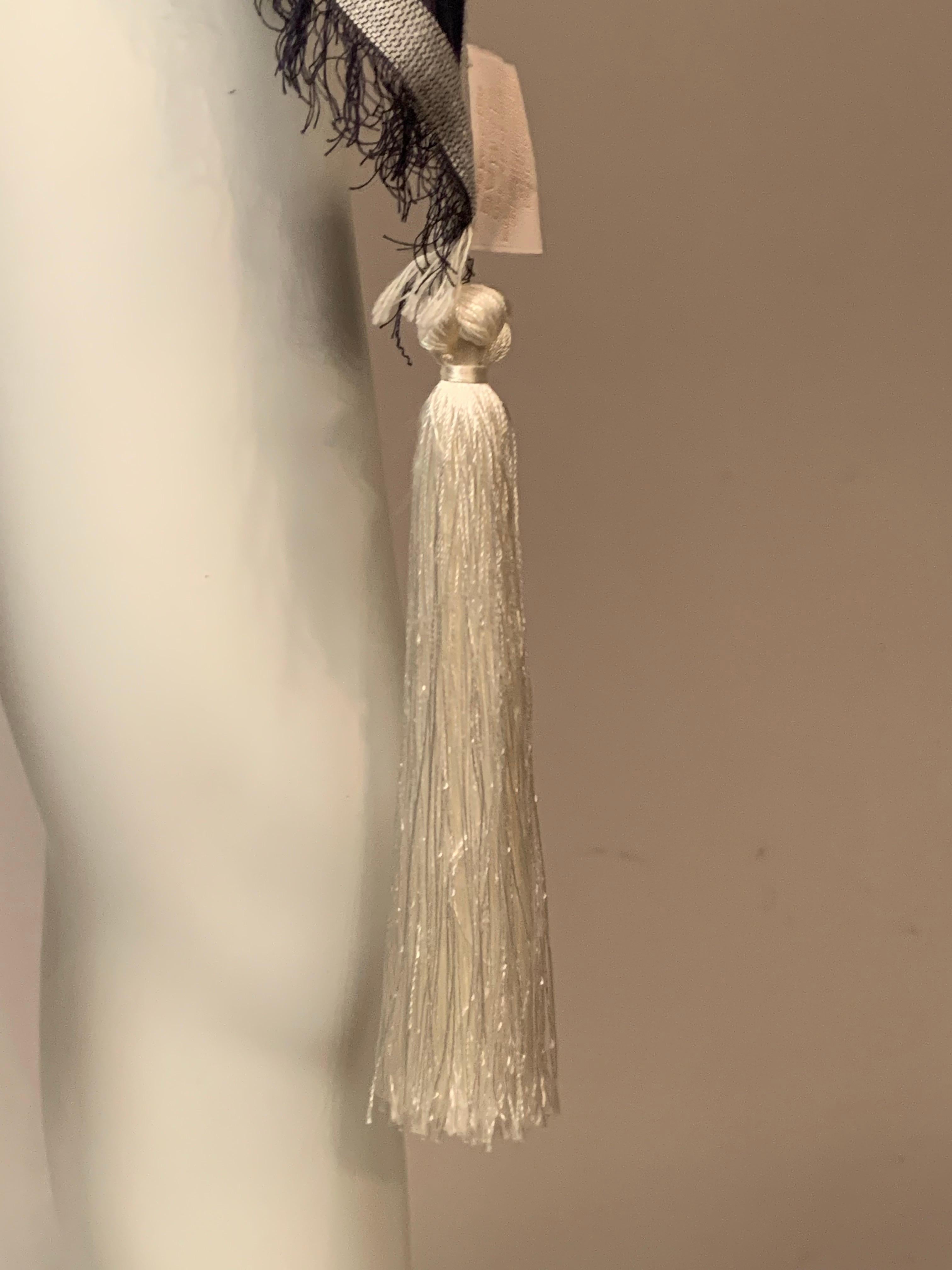 Châle en coton bleu marine de Chloe avec longs pompons en soie blanche en vente 2