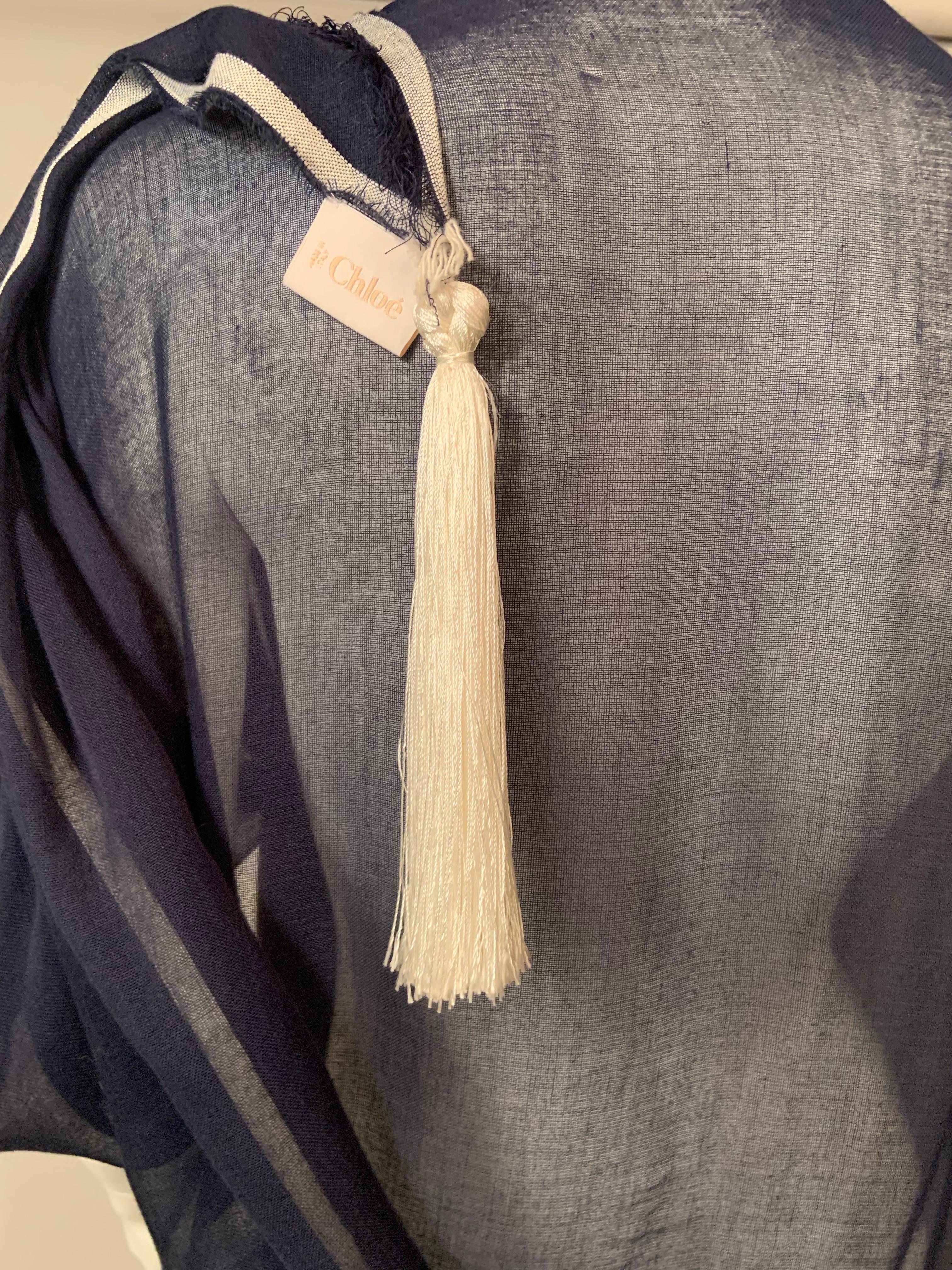 Châle en coton bleu marine de Chloe avec longs pompons en soie blanche en vente 3