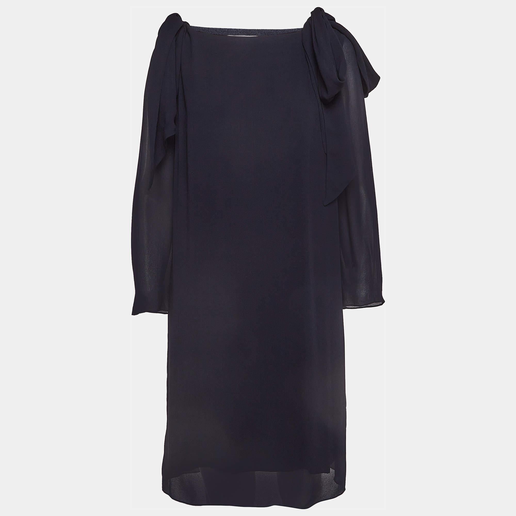 Zeigen Sie einen stilvollen Look, indem Sie dieses schöne Designerkleid tragen. Dieses Kleid ist aus feinem Stoff geschneidert und hat eine schicke Silhouette, die den Körper umspielt. Stylen Sie die Kreation mit schicken Accessoires und Pumps.

