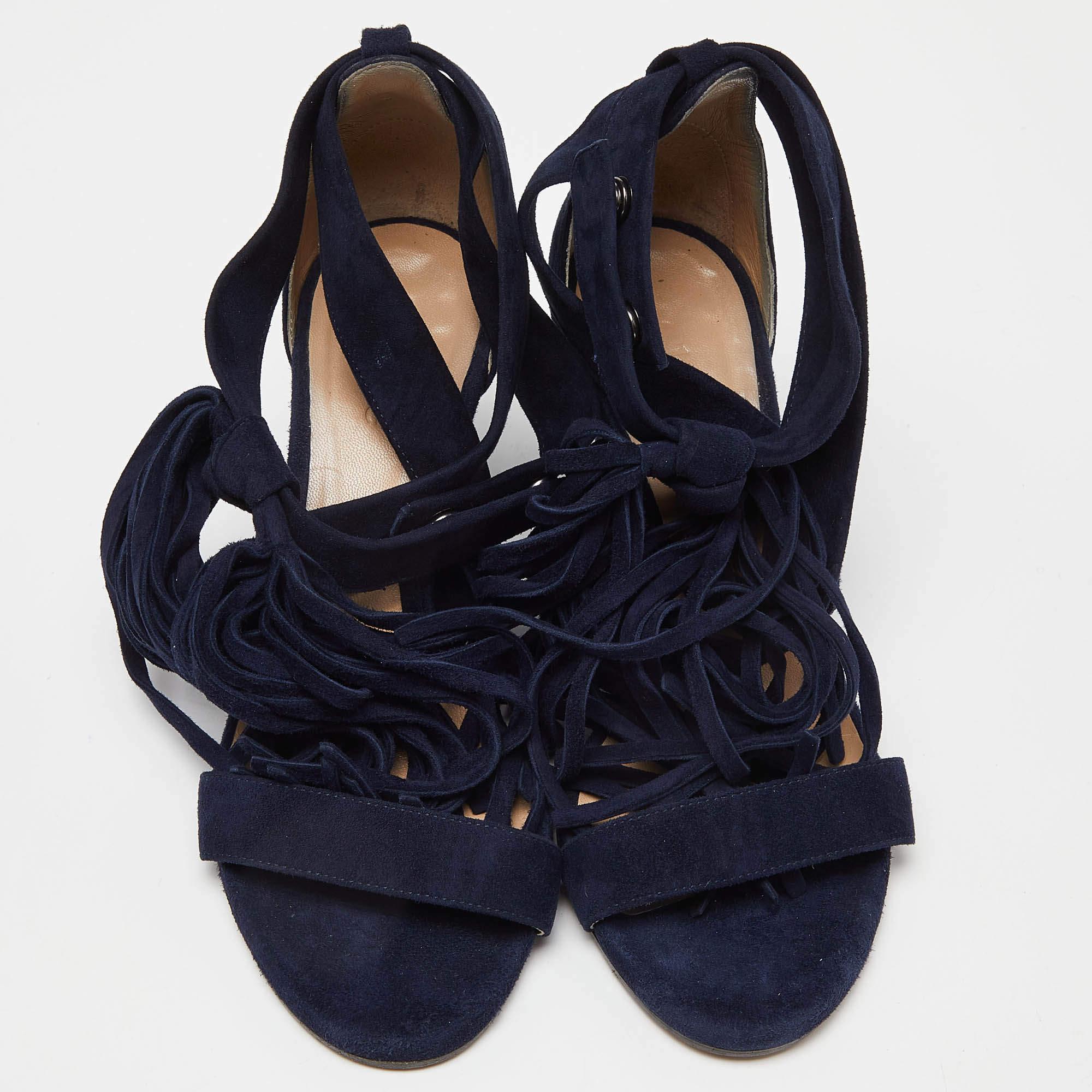 Noir Sandales compensées Chloe en daim bleu marine avec brides croisées et franges, taille 36 en vente