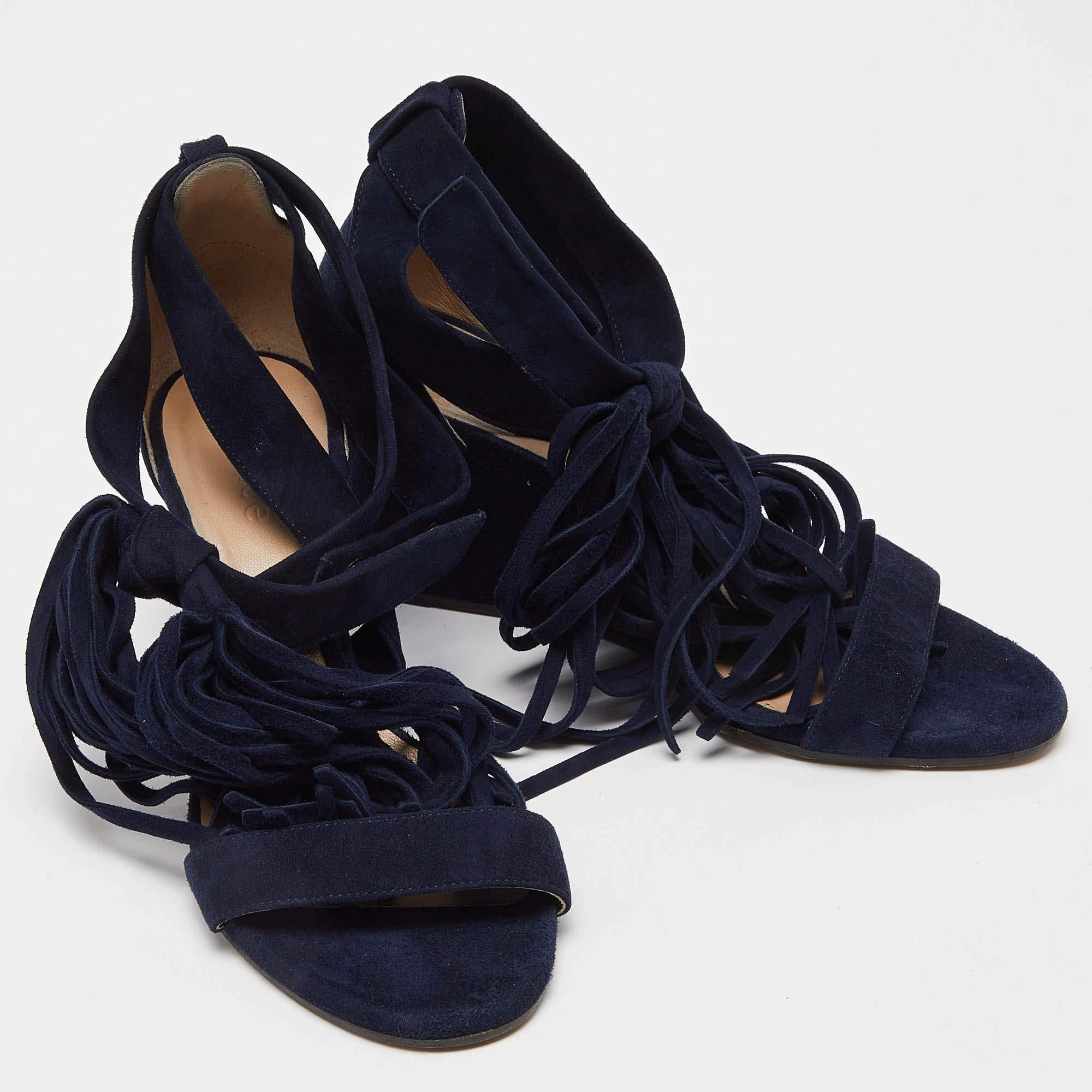 Sandales compensées Chloe en daim bleu marine avec brides croisées et franges, taille 36 État moyen - En vente à Dubai, Al Qouz 2