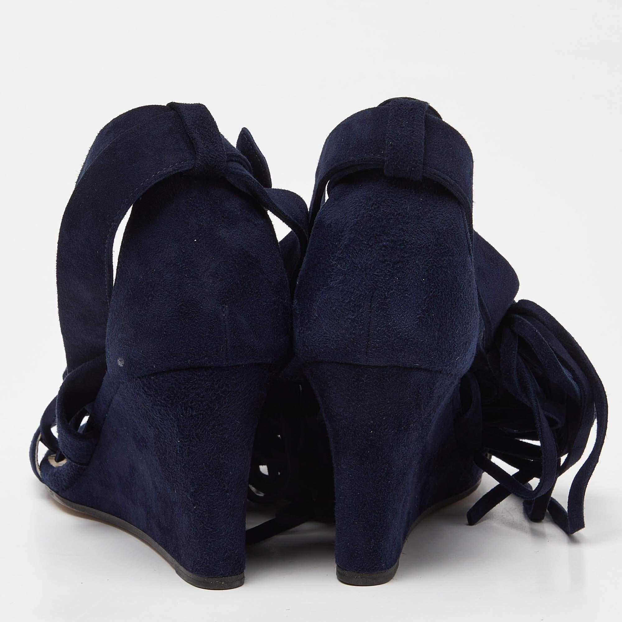 Sandales compensées Chloe en daim bleu marine avec brides croisées et franges, taille 36 Pour femmes en vente