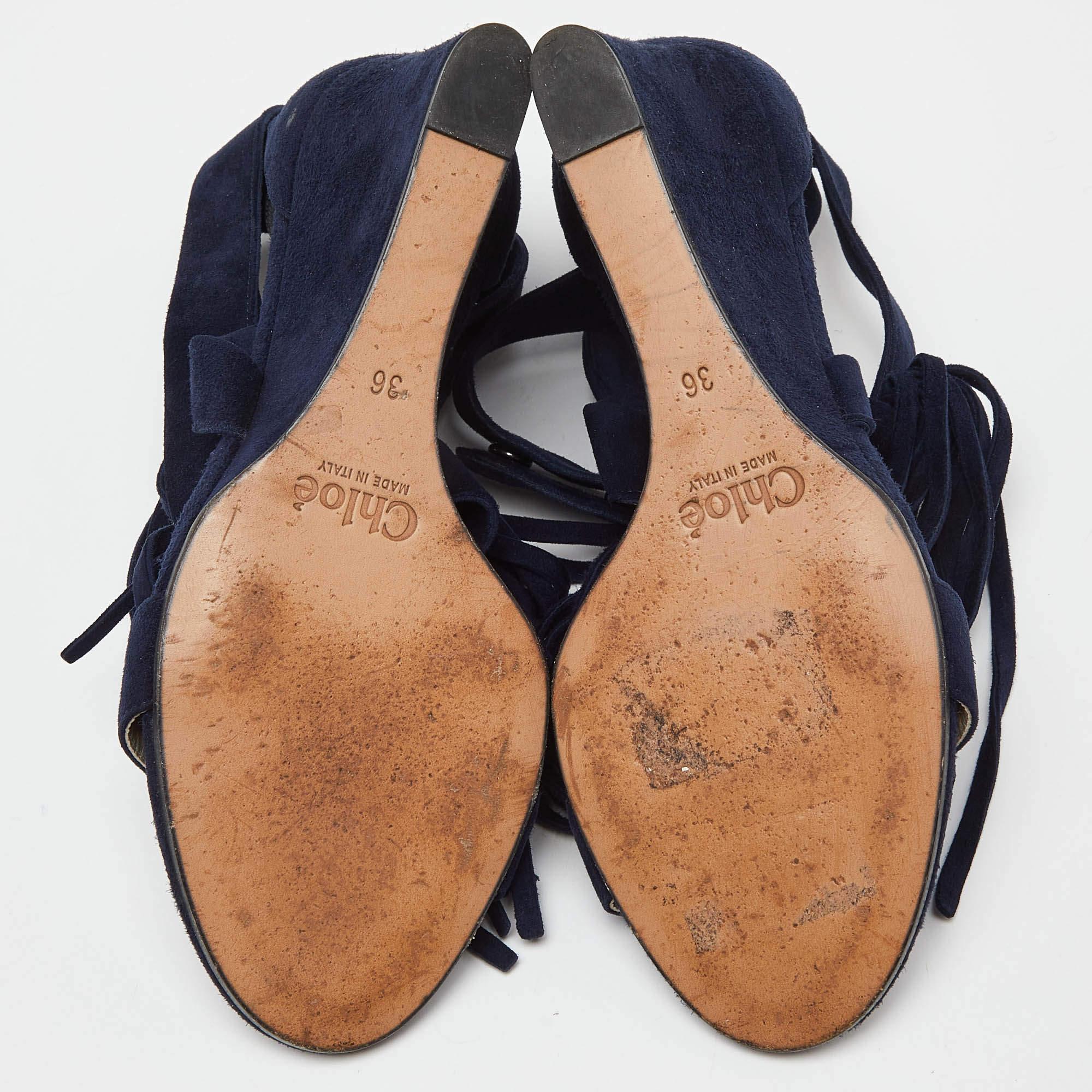 Sandales compensées Chloe en daim bleu marine avec brides croisées et franges, taille 36 en vente 1