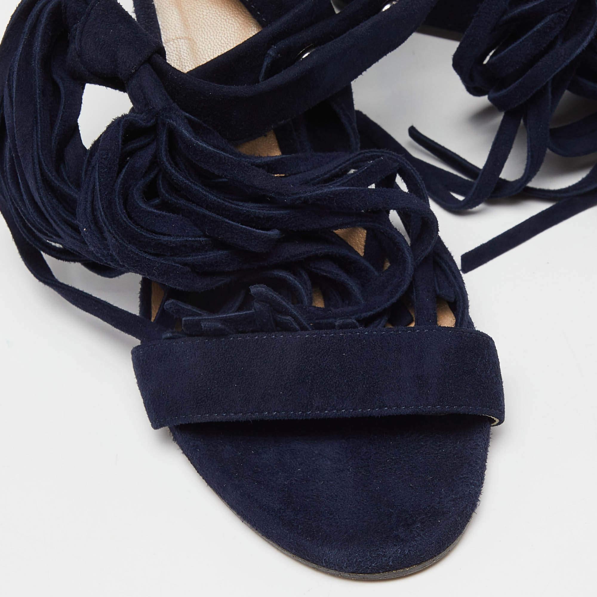 Sandales compensées Chloe en daim bleu marine avec brides croisées et franges, taille 36 en vente 2